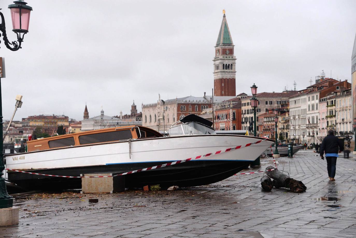 La ciudad italiana registraba en la noche del martes al miércoles una histórica «acqua alta», con un pico que podría alcanzar o superar los 1,90 metros