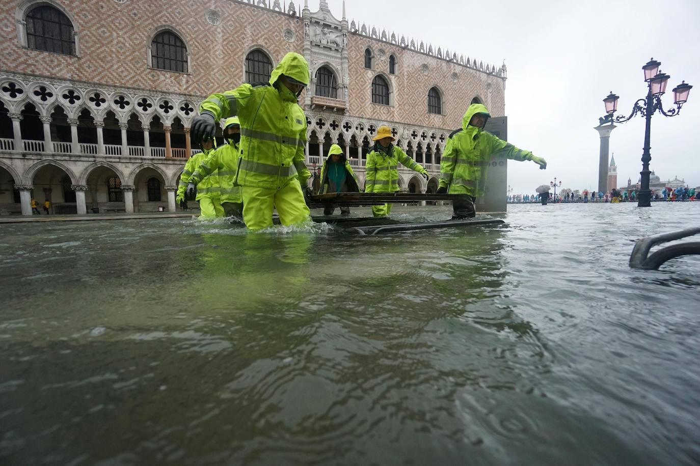 El gobierno italiano decretó este jueves el estado de emergencia en Venecia tras las excepcionales mareas altas que causaron hace dos días incalculables daños al patrimonio artístico e inmueble de una de las joyas arquitectónicas del viejo continente. Con esa medida se pueden reactivar los servicios públicos y privados hasta ahora casi paralizados ante la catástrofe. Los daños ascienden a «cientos de millones de euros» y el decreto liberará fondos inmediatos para indemnizar a la población. Venecia sigue colapsada y se prepara para otros episodios de marea alta, lo que convenció al gobierno de decretar el estado de emergencia. Las previsiones del centro de mareas local anticipan para el viernes un pico importante, de 145 centímetros, hacia las 11H20 local (10h20 GMT) con lluvias y vientos fuertes.