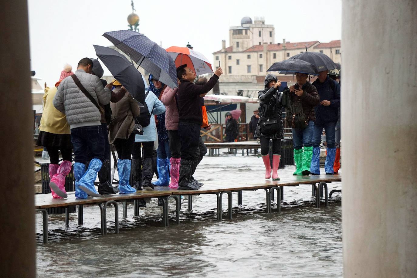 El gobierno italiano decretó este jueves el estado de emergencia en Venecia tras las excepcionales mareas altas que causaron hace dos días incalculables daños al patrimonio artístico e inmueble de una de las joyas arquitectónicas del viejo continente. Con esa medida se pueden reactivar los servicios públicos y privados hasta ahora casi paralizados ante la catástrofe. Los daños ascienden a «cientos de millones de euros» y el decreto liberará fondos inmediatos para indemnizar a la población. Venecia sigue colapsada y se prepara para otros episodios de marea alta, lo que convenció al gobierno de decretar el estado de emergencia. Las previsiones del centro de mareas local anticipan para el viernes un pico importante, de 145 centímetros, hacia las 11H20 local (10h20 GMT) con lluvias y vientos fuertes.