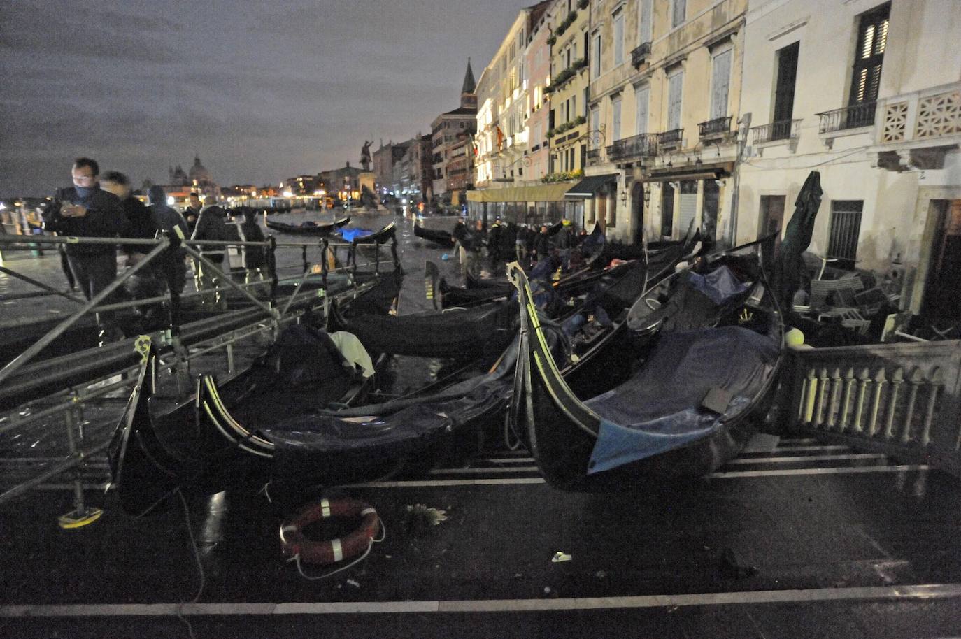 El gobierno italiano decretó este jueves el estado de emergencia en Venecia tras las excepcionales mareas altas que causaron hace dos días incalculables daños al patrimonio artístico e inmueble de una de las joyas arquitectónicas del viejo continente. Con esa medida se pueden reactivar los servicios públicos y privados hasta ahora casi paralizados ante la catástrofe. Los daños ascienden a «cientos de millones de euros» y el decreto liberará fondos inmediatos para indemnizar a la población. Venecia sigue colapsada y se prepara para otros episodios de marea alta, lo que convenció al gobierno de decretar el estado de emergencia. Las previsiones del centro de mareas local anticipan para el viernes un pico importante, de 145 centímetros, hacia las 11H20 local (10h20 GMT) con lluvias y vientos fuertes.