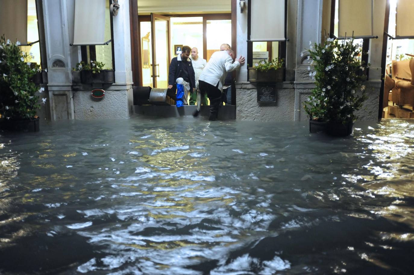 El gobierno italiano decretó este jueves el estado de emergencia en Venecia tras las excepcionales mareas altas que causaron hace dos días incalculables daños al patrimonio artístico e inmueble de una de las joyas arquitectónicas del viejo continente. Con esa medida se pueden reactivar los servicios públicos y privados hasta ahora casi paralizados ante la catástrofe. Los daños ascienden a «cientos de millones de euros» y el decreto liberará fondos inmediatos para indemnizar a la población. Venecia sigue colapsada y se prepara para otros episodios de marea alta, lo que convenció al gobierno de decretar el estado de emergencia. Las previsiones del centro de mareas local anticipan para el viernes un pico importante, de 145 centímetros, hacia las 11H20 local (10h20 GMT) con lluvias y vientos fuertes.