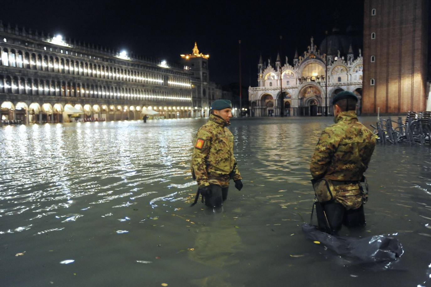 El gobierno italiano decretó este jueves el estado de emergencia en Venecia tras las excepcionales mareas altas que causaron hace dos días incalculables daños al patrimonio artístico e inmueble de una de las joyas arquitectónicas del viejo continente. Con esa medida se pueden reactivar los servicios públicos y privados hasta ahora casi paralizados ante la catástrofe. Los daños ascienden a «cientos de millones de euros» y el decreto liberará fondos inmediatos para indemnizar a la población. Venecia sigue colapsada y se prepara para otros episodios de marea alta, lo que convenció al gobierno de decretar el estado de emergencia. Las previsiones del centro de mareas local anticipan para el viernes un pico importante, de 145 centímetros, hacia las 11H20 local (10h20 GMT) con lluvias y vientos fuertes.