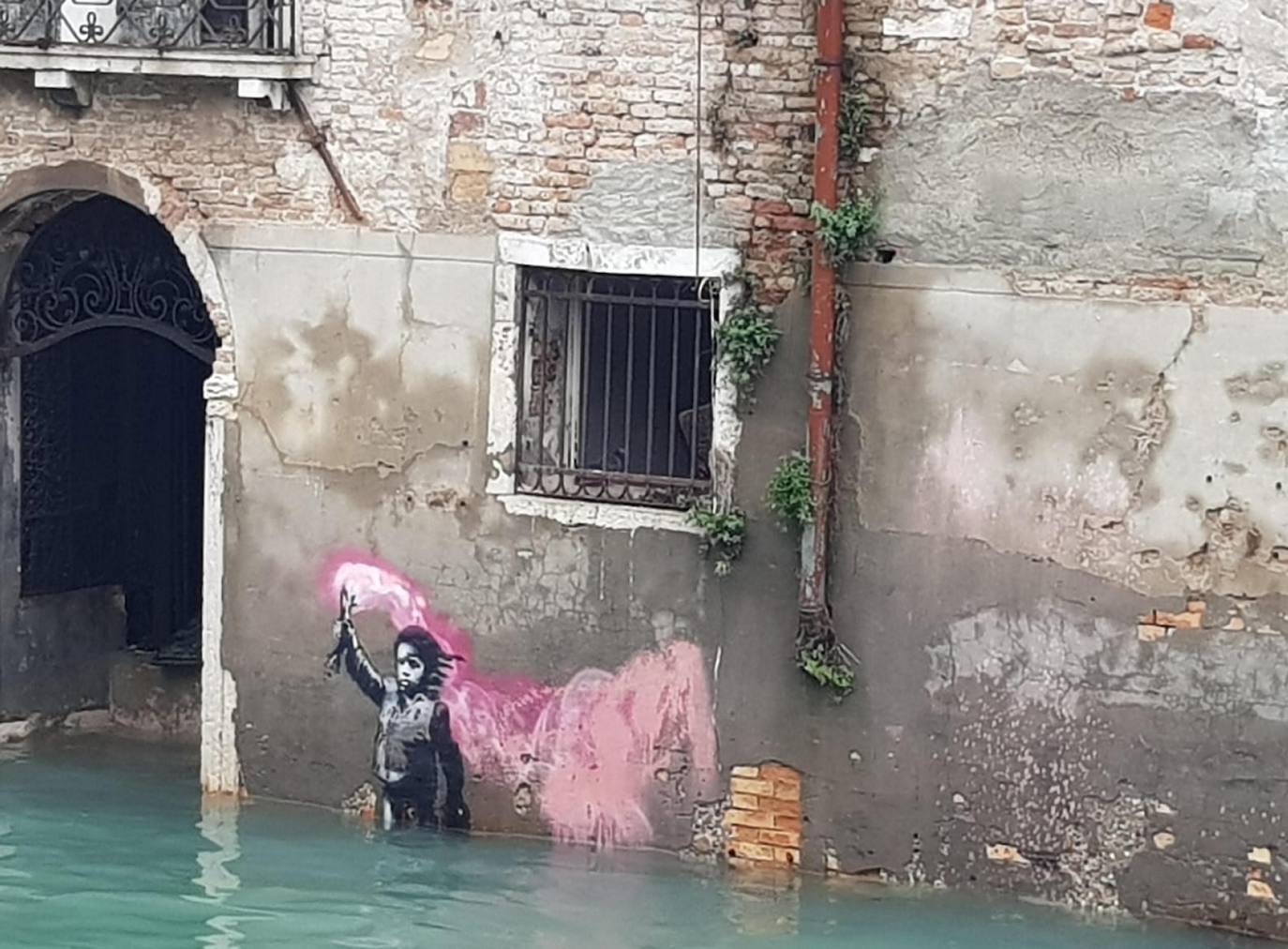 El gobierno italiano decretó este jueves el estado de emergencia en Venecia tras las excepcionales mareas altas que causaron hace dos días incalculables daños al patrimonio artístico e inmueble de una de las joyas arquitectónicas del viejo continente. Con esa medida se pueden reactivar los servicios públicos y privados hasta ahora casi paralizados ante la catástrofe. Los daños ascienden a «cientos de millones de euros» y el decreto liberará fondos inmediatos para indemnizar a la población. Venecia sigue colapsada y se prepara para otros episodios de marea alta, lo que convenció al gobierno de decretar el estado de emergencia. Las previsiones del centro de mareas local anticipan para el viernes un pico importante, de 145 centímetros, hacia las 11H20 local (10h20 GMT) con lluvias y vientos fuertes.