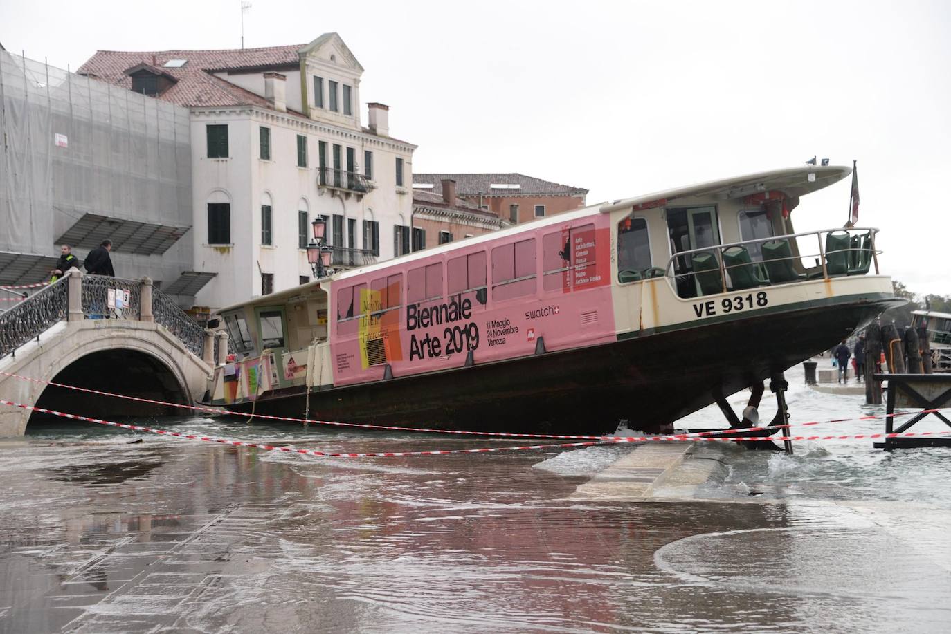 El gobierno italiano decretó este jueves el estado de emergencia en Venecia tras las excepcionales mareas altas que causaron hace dos días incalculables daños al patrimonio artístico e inmueble de una de las joyas arquitectónicas del viejo continente. Con esa medida se pueden reactivar los servicios públicos y privados hasta ahora casi paralizados ante la catástrofe. Los daños ascienden a «cientos de millones de euros» y el decreto liberará fondos inmediatos para indemnizar a la población. Venecia sigue colapsada y se prepara para otros episodios de marea alta, lo que convenció al gobierno de decretar el estado de emergencia. Las previsiones del centro de mareas local anticipan para el viernes un pico importante, de 145 centímetros, hacia las 11H20 local (10h20 GMT) con lluvias y vientos fuertes.