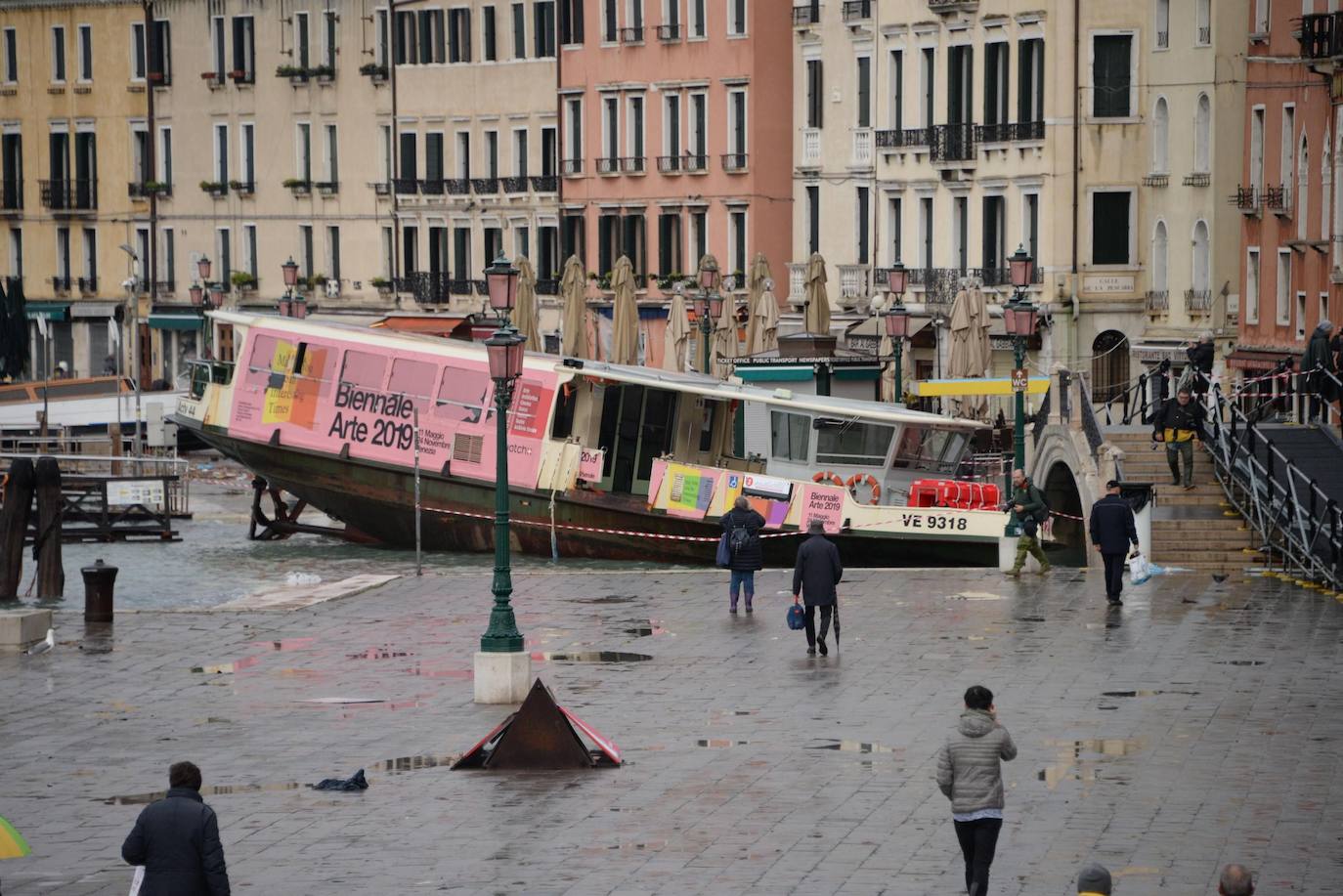 El gobierno italiano decretó este jueves el estado de emergencia en Venecia tras las excepcionales mareas altas que causaron hace dos días incalculables daños al patrimonio artístico e inmueble de una de las joyas arquitectónicas del viejo continente. Con esa medida se pueden reactivar los servicios públicos y privados hasta ahora casi paralizados ante la catástrofe. Los daños ascienden a «cientos de millones de euros» y el decreto liberará fondos inmediatos para indemnizar a la población. Venecia sigue colapsada y se prepara para otros episodios de marea alta, lo que convenció al gobierno de decretar el estado de emergencia. Las previsiones del centro de mareas local anticipan para el viernes un pico importante, de 145 centímetros, hacia las 11H20 local (10h20 GMT) con lluvias y vientos fuertes.