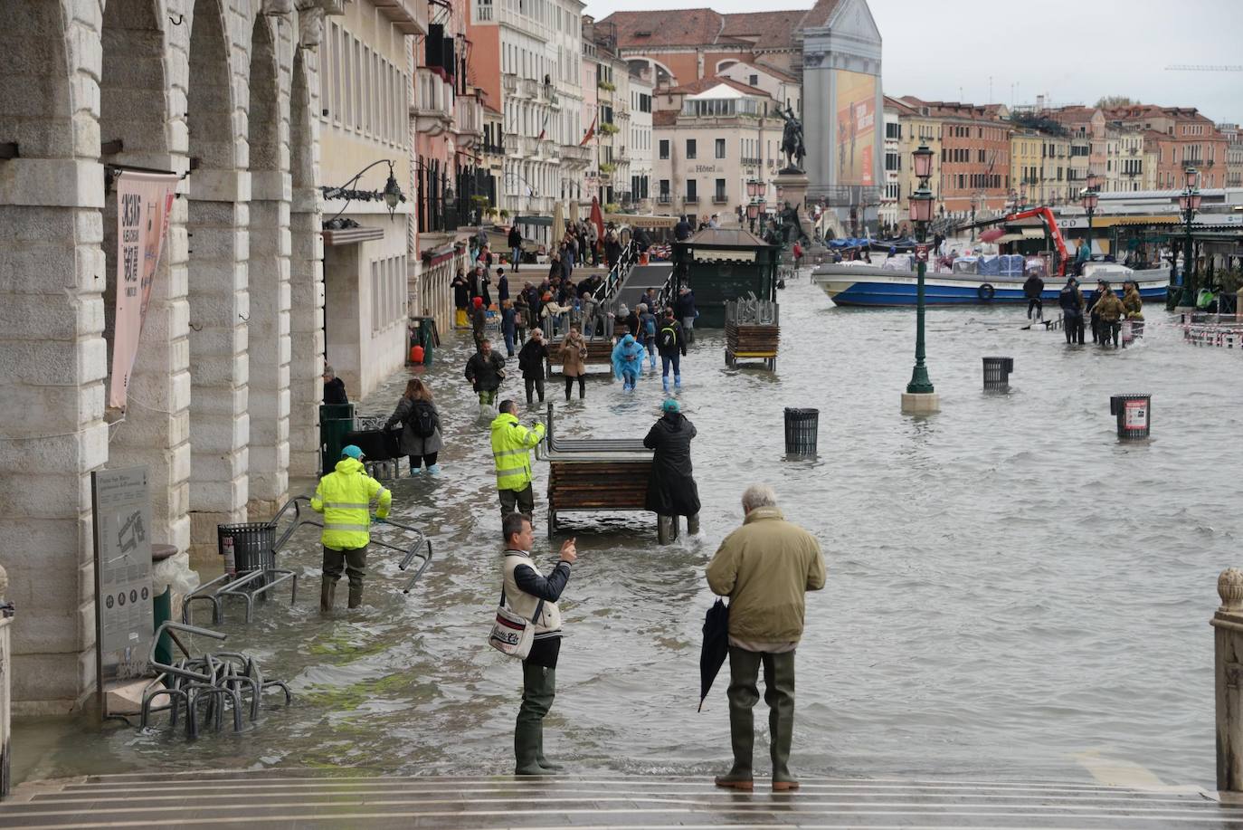 El gobierno italiano decretó este jueves el estado de emergencia en Venecia tras las excepcionales mareas altas que causaron hace dos días incalculables daños al patrimonio artístico e inmueble de una de las joyas arquitectónicas del viejo continente. Con esa medida se pueden reactivar los servicios públicos y privados hasta ahora casi paralizados ante la catástrofe. Los daños ascienden a «cientos de millones de euros» y el decreto liberará fondos inmediatos para indemnizar a la población. Venecia sigue colapsada y se prepara para otros episodios de marea alta, lo que convenció al gobierno de decretar el estado de emergencia. Las previsiones del centro de mareas local anticipan para el viernes un pico importante, de 145 centímetros, hacia las 11H20 local (10h20 GMT) con lluvias y vientos fuertes.