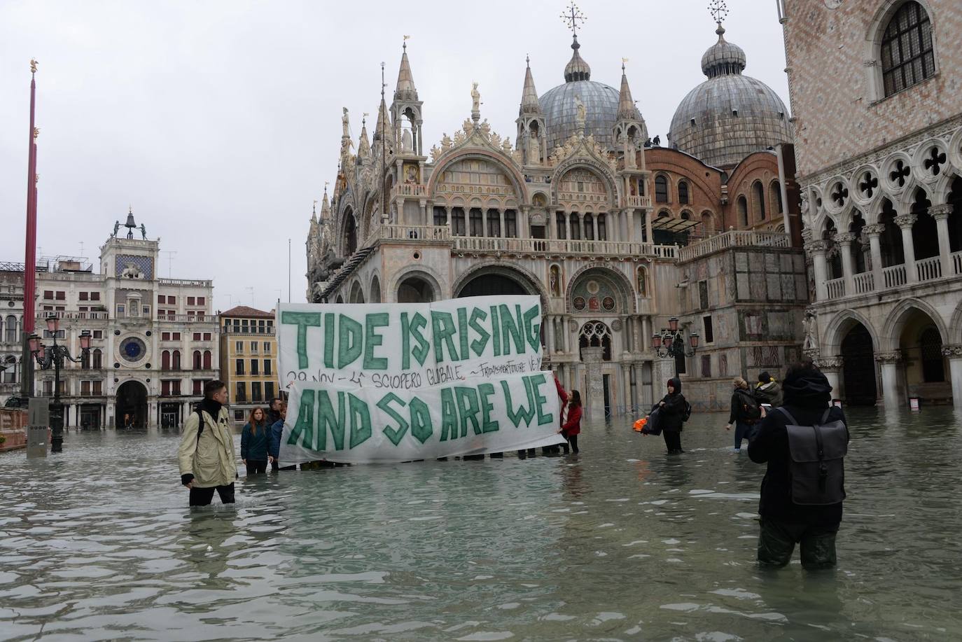 El gobierno italiano decretó este jueves el estado de emergencia en Venecia tras las excepcionales mareas altas que causaron hace dos días incalculables daños al patrimonio artístico e inmueble de una de las joyas arquitectónicas del viejo continente. Con esa medida se pueden reactivar los servicios públicos y privados hasta ahora casi paralizados ante la catástrofe. Los daños ascienden a «cientos de millones de euros» y el decreto liberará fondos inmediatos para indemnizar a la población. Venecia sigue colapsada y se prepara para otros episodios de marea alta, lo que convenció al gobierno de decretar el estado de emergencia. Las previsiones del centro de mareas local anticipan para el viernes un pico importante, de 145 centímetros, hacia las 11H20 local (10h20 GMT) con lluvias y vientos fuertes.