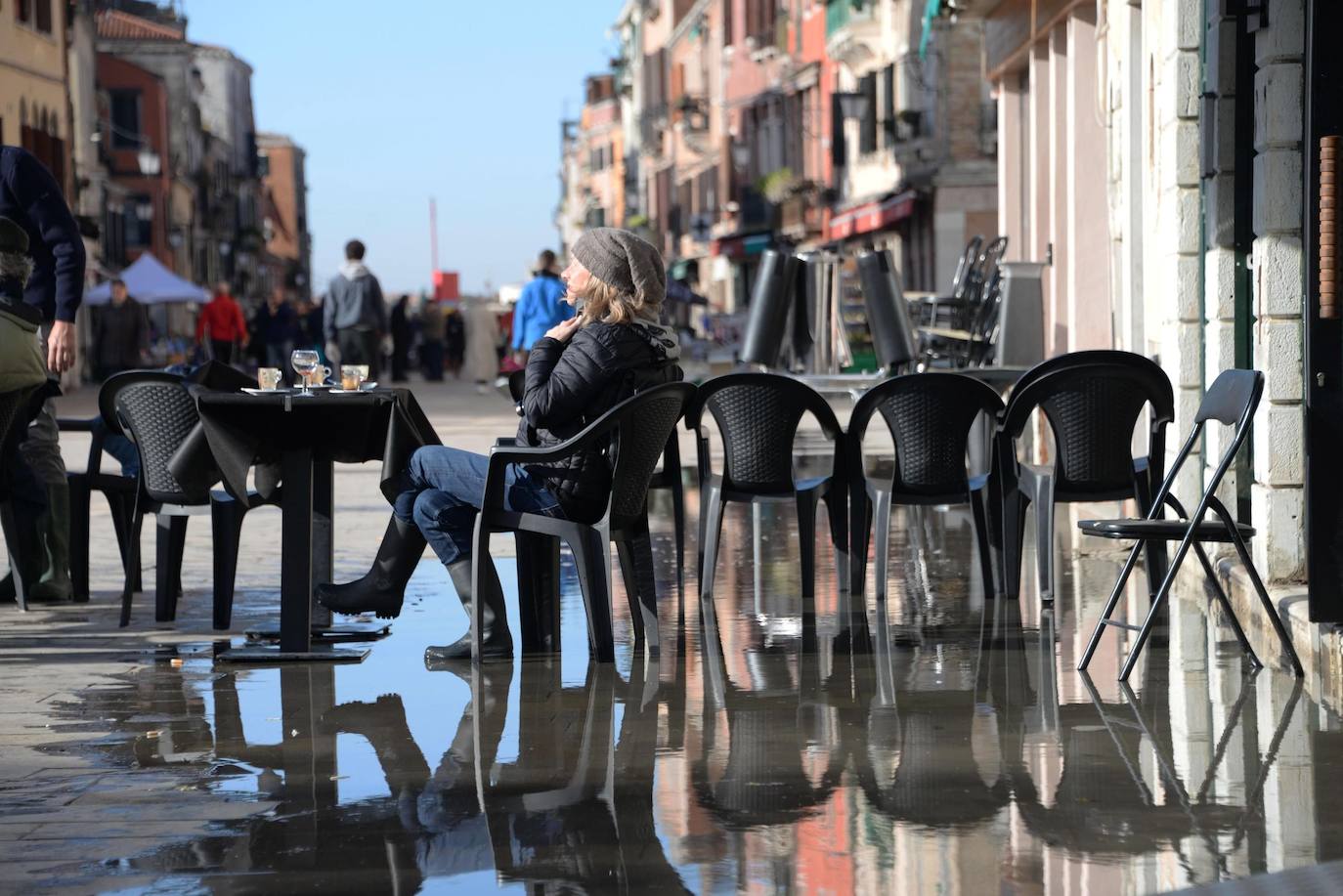 El gobierno italiano decretó este jueves el estado de emergencia en Venecia tras las excepcionales mareas altas que causaron hace dos días incalculables daños al patrimonio artístico e inmueble de una de las joyas arquitectónicas del viejo continente. Con esa medida se pueden reactivar los servicios públicos y privados hasta ahora casi paralizados ante la catástrofe. Los daños ascienden a «cientos de millones de euros» y el decreto liberará fondos inmediatos para indemnizar a la población. Venecia sigue colapsada y se prepara para otros episodios de marea alta, lo que convenció al gobierno de decretar el estado de emergencia. Las previsiones del centro de mareas local anticipan para el viernes un pico importante, de 145 centímetros, hacia las 11H20 local (10h20 GMT) con lluvias y vientos fuertes.