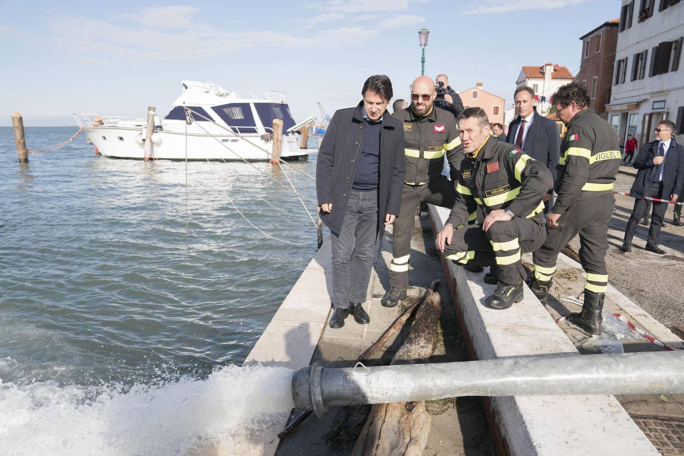 El gobierno italiano decretó este jueves el estado de emergencia en Venecia tras las excepcionales mareas altas que causaron hace dos días incalculables daños al patrimonio artístico e inmueble de una de las joyas arquitectónicas del viejo continente. Con esa medida se pueden reactivar los servicios públicos y privados hasta ahora casi paralizados ante la catástrofe. Los daños ascienden a «cientos de millones de euros» y el decreto liberará fondos inmediatos para indemnizar a la población. Venecia sigue colapsada y se prepara para otros episodios de marea alta, lo que convenció al gobierno de decretar el estado de emergencia. Las previsiones del centro de mareas local anticipan para el viernes un pico importante, de 145 centímetros, hacia las 11H20 local (10h20 GMT) con lluvias y vientos fuertes.