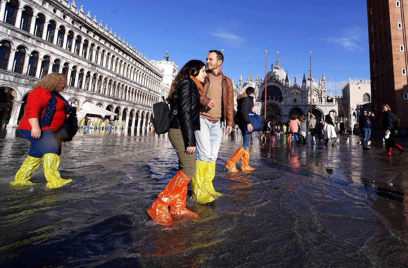 El gobierno italiano decretó este jueves el estado de emergencia en Venecia tras las excepcionales mareas altas que causaron hace dos días incalculables daños al patrimonio artístico e inmueble de una de las joyas arquitectónicas del viejo continente. Con esa medida se pueden reactivar los servicios públicos y privados hasta ahora casi paralizados ante la catástrofe. Los daños ascienden a «cientos de millones de euros» y el decreto liberará fondos inmediatos para indemnizar a la población. Venecia sigue colapsada y se prepara para otros episodios de marea alta, lo que convenció al gobierno de decretar el estado de emergencia. Las previsiones del centro de mareas local anticipan para el viernes un pico importante, de 145 centímetros, hacia las 11H20 local (10h20 GMT) con lluvias y vientos fuertes.