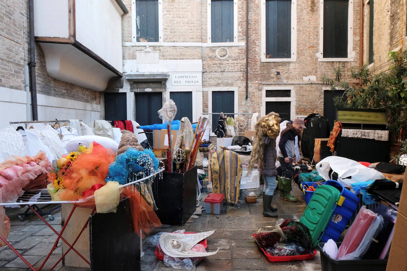 El gobierno italiano decretó este jueves el estado de emergencia en Venecia tras las excepcionales mareas altas que causaron hace dos días incalculables daños al patrimonio artístico e inmueble de una de las joyas arquitectónicas del viejo continente. Con esa medida se pueden reactivar los servicios públicos y privados hasta ahora casi paralizados ante la catástrofe. Los daños ascienden a «cientos de millones de euros» y el decreto liberará fondos inmediatos para indemnizar a la población. Venecia sigue colapsada y se prepara para otros episodios de marea alta, lo que convenció al gobierno de decretar el estado de emergencia. Las previsiones del centro de mareas local anticipan para el viernes un pico importante, de 145 centímetros, hacia las 11H20 local (10h20 GMT) con lluvias y vientos fuertes.