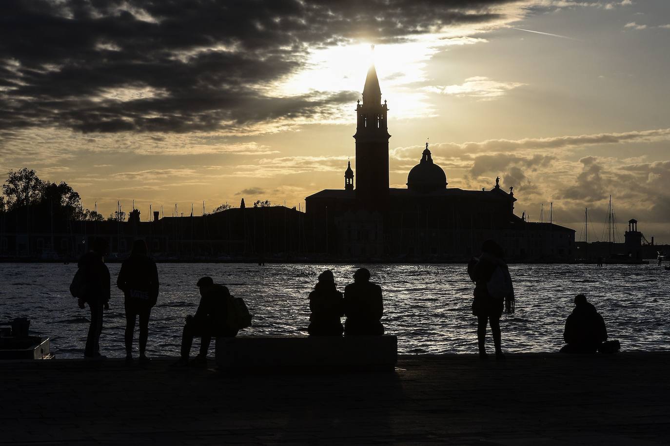 El gobierno italiano decretó este jueves el estado de emergencia en Venecia tras las excepcionales mareas altas que causaron hace dos días incalculables daños al patrimonio artístico e inmueble de una de las joyas arquitectónicas del viejo continente. Con esa medida se pueden reactivar los servicios públicos y privados hasta ahora casi paralizados ante la catástrofe. Los daños ascienden a «cientos de millones de euros» y el decreto liberará fondos inmediatos para indemnizar a la población. Venecia sigue colapsada y se prepara para otros episodios de marea alta, lo que convenció al gobierno de decretar el estado de emergencia. Las previsiones del centro de mareas local anticipan para el viernes un pico importante, de 145 centímetros, hacia las 11H20 local (10h20 GMT) con lluvias y vientos fuertes.