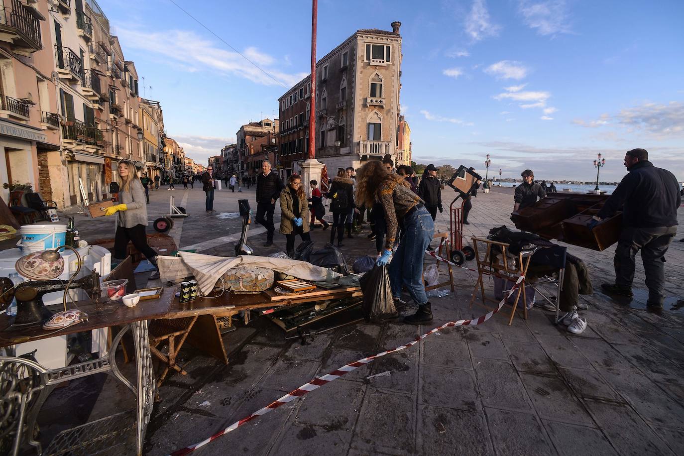 El gobierno italiano decretó este jueves el estado de emergencia en Venecia tras las excepcionales mareas altas que causaron hace dos días incalculables daños al patrimonio artístico e inmueble de una de las joyas arquitectónicas del viejo continente. Con esa medida se pueden reactivar los servicios públicos y privados hasta ahora casi paralizados ante la catástrofe. Los daños ascienden a «cientos de millones de euros» y el decreto liberará fondos inmediatos para indemnizar a la población. Venecia sigue colapsada y se prepara para otros episodios de marea alta, lo que convenció al gobierno de decretar el estado de emergencia. Las previsiones del centro de mareas local anticipan para el viernes un pico importante, de 145 centímetros, hacia las 11H20 local (10h20 GMT) con lluvias y vientos fuertes.