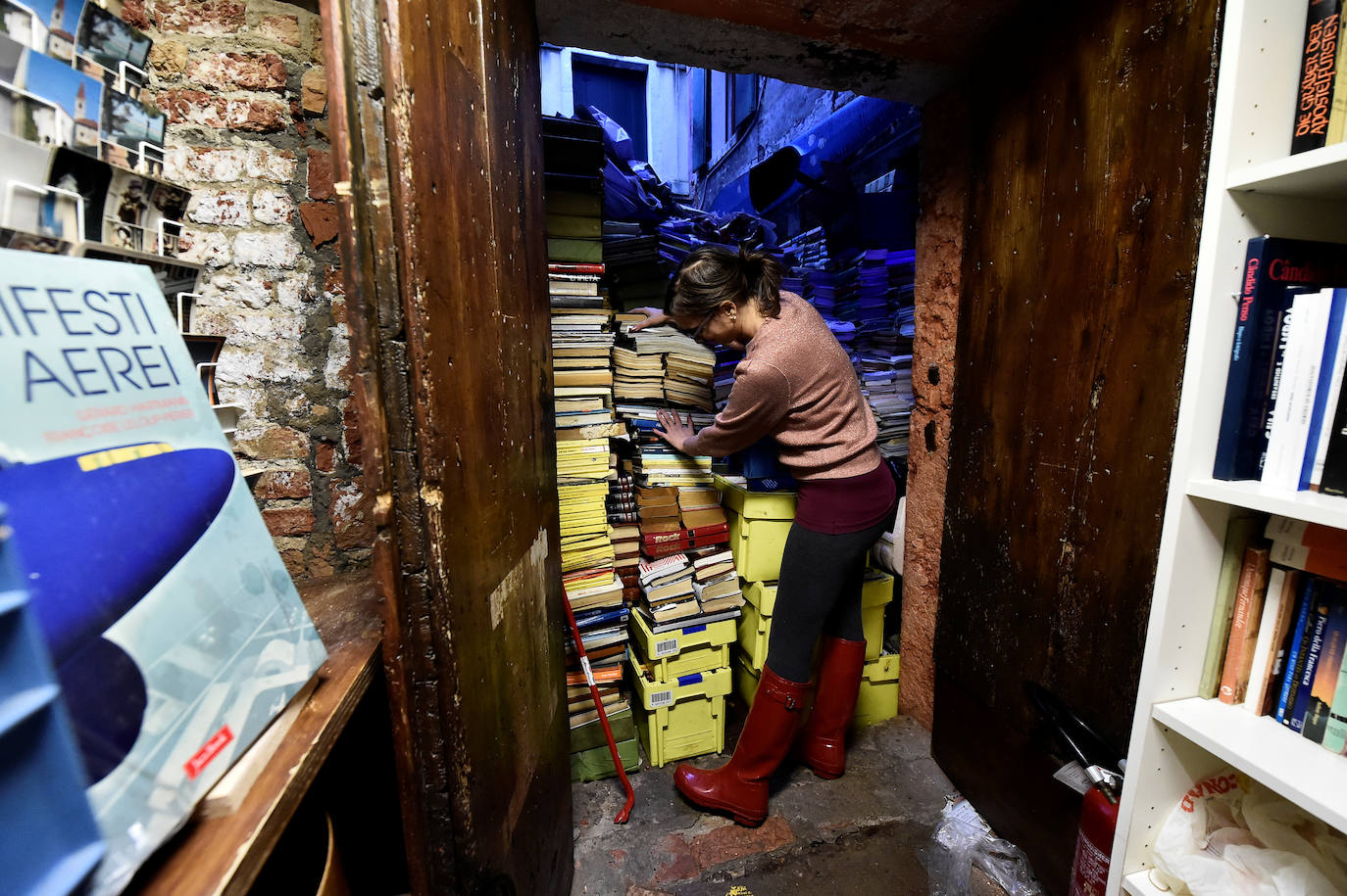 El gobierno italiano decretó este jueves el estado de emergencia en Venecia tras las excepcionales mareas altas que causaron hace dos días incalculables daños al patrimonio artístico e inmueble de una de las joyas arquitectónicas del viejo continente. Con esa medida se pueden reactivar los servicios públicos y privados hasta ahora casi paralizados ante la catástrofe. Los daños ascienden a «cientos de millones de euros» y el decreto liberará fondos inmediatos para indemnizar a la población. Venecia sigue colapsada y se prepara para otros episodios de marea alta, lo que convenció al gobierno de decretar el estado de emergencia. Las previsiones del centro de mareas local anticipan para el viernes un pico importante, de 145 centímetros, hacia las 11H20 local (10h20 GMT) con lluvias y vientos fuertes.