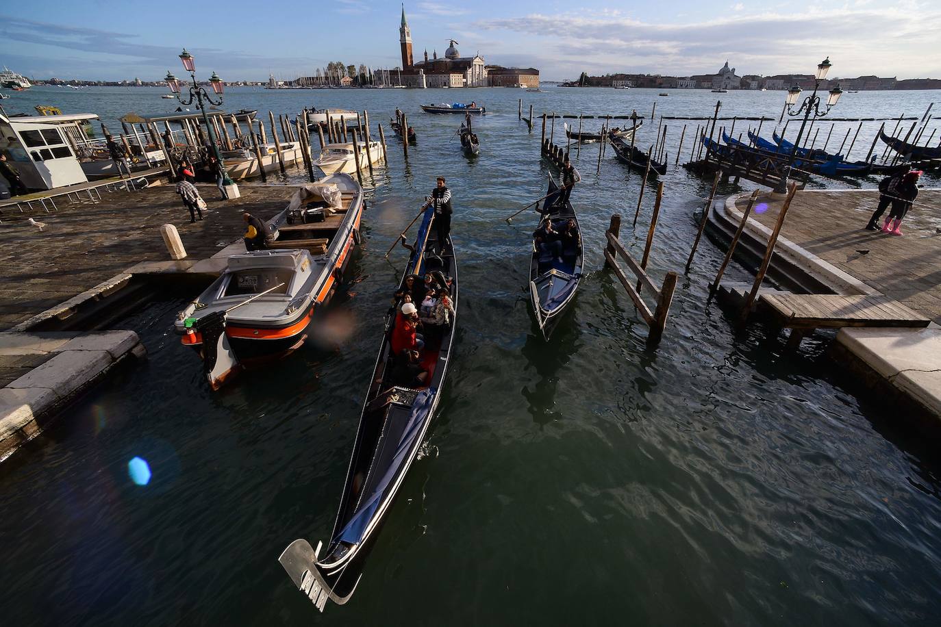 El gobierno italiano decretó este jueves el estado de emergencia en Venecia tras las excepcionales mareas altas que causaron hace dos días incalculables daños al patrimonio artístico e inmueble de una de las joyas arquitectónicas del viejo continente. Con esa medida se pueden reactivar los servicios públicos y privados hasta ahora casi paralizados ante la catástrofe. Los daños ascienden a «cientos de millones de euros» y el decreto liberará fondos inmediatos para indemnizar a la población. Venecia sigue colapsada y se prepara para otros episodios de marea alta, lo que convenció al gobierno de decretar el estado de emergencia. Las previsiones del centro de mareas local anticipan para el viernes un pico importante, de 145 centímetros, hacia las 11H20 local (10h20 GMT) con lluvias y vientos fuertes.