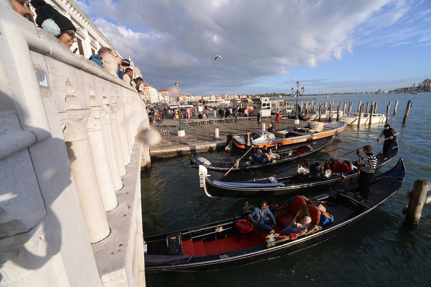 El gobierno italiano decretó este jueves el estado de emergencia en Venecia tras las excepcionales mareas altas que causaron hace dos días incalculables daños al patrimonio artístico e inmueble de una de las joyas arquitectónicas del viejo continente. Con esa medida se pueden reactivar los servicios públicos y privados hasta ahora casi paralizados ante la catástrofe. Los daños ascienden a «cientos de millones de euros» y el decreto liberará fondos inmediatos para indemnizar a la población. Venecia sigue colapsada y se prepara para otros episodios de marea alta, lo que convenció al gobierno de decretar el estado de emergencia. Las previsiones del centro de mareas local anticipan para el viernes un pico importante, de 145 centímetros, hacia las 11H20 local (10h20 GMT) con lluvias y vientos fuertes.