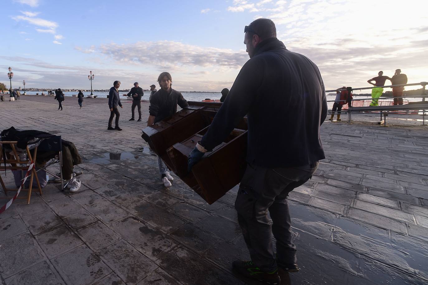 El gobierno italiano decretó este jueves el estado de emergencia en Venecia tras las excepcionales mareas altas que causaron hace dos días incalculables daños al patrimonio artístico e inmueble de una de las joyas arquitectónicas del viejo continente. Con esa medida se pueden reactivar los servicios públicos y privados hasta ahora casi paralizados ante la catástrofe. Los daños ascienden a «cientos de millones de euros» y el decreto liberará fondos inmediatos para indemnizar a la población. Venecia sigue colapsada y se prepara para otros episodios de marea alta, lo que convenció al gobierno de decretar el estado de emergencia. Las previsiones del centro de mareas local anticipan para el viernes un pico importante, de 145 centímetros, hacia las 11H20 local (10h20 GMT) con lluvias y vientos fuertes.