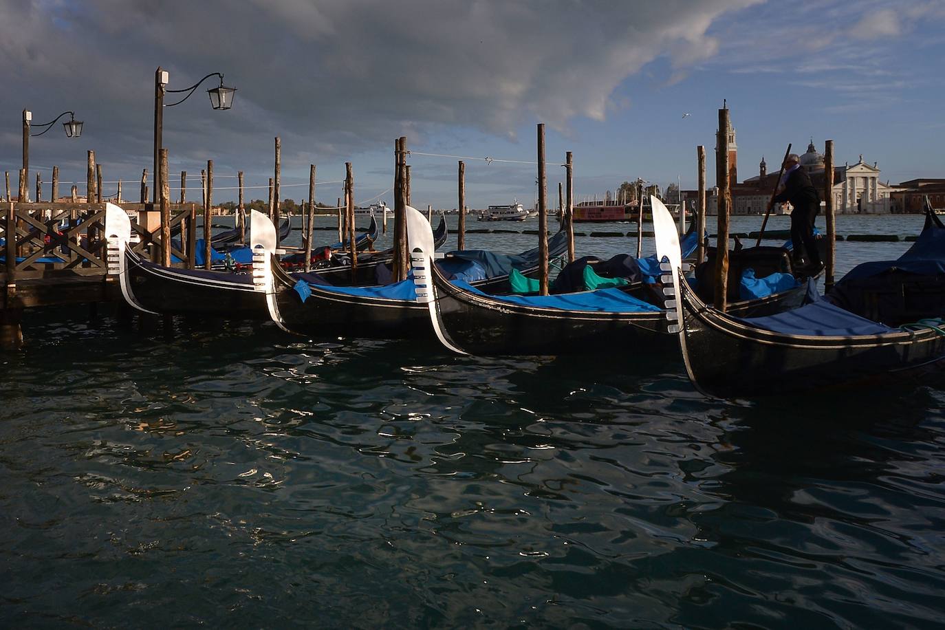 El gobierno italiano decretó este jueves el estado de emergencia en Venecia tras las excepcionales mareas altas que causaron hace dos días incalculables daños al patrimonio artístico e inmueble de una de las joyas arquitectónicas del viejo continente. Con esa medida se pueden reactivar los servicios públicos y privados hasta ahora casi paralizados ante la catástrofe. Los daños ascienden a «cientos de millones de euros» y el decreto liberará fondos inmediatos para indemnizar a la población. Venecia sigue colapsada y se prepara para otros episodios de marea alta, lo que convenció al gobierno de decretar el estado de emergencia. Las previsiones del centro de mareas local anticipan para el viernes un pico importante, de 145 centímetros, hacia las 11H20 local (10h20 GMT) con lluvias y vientos fuertes.