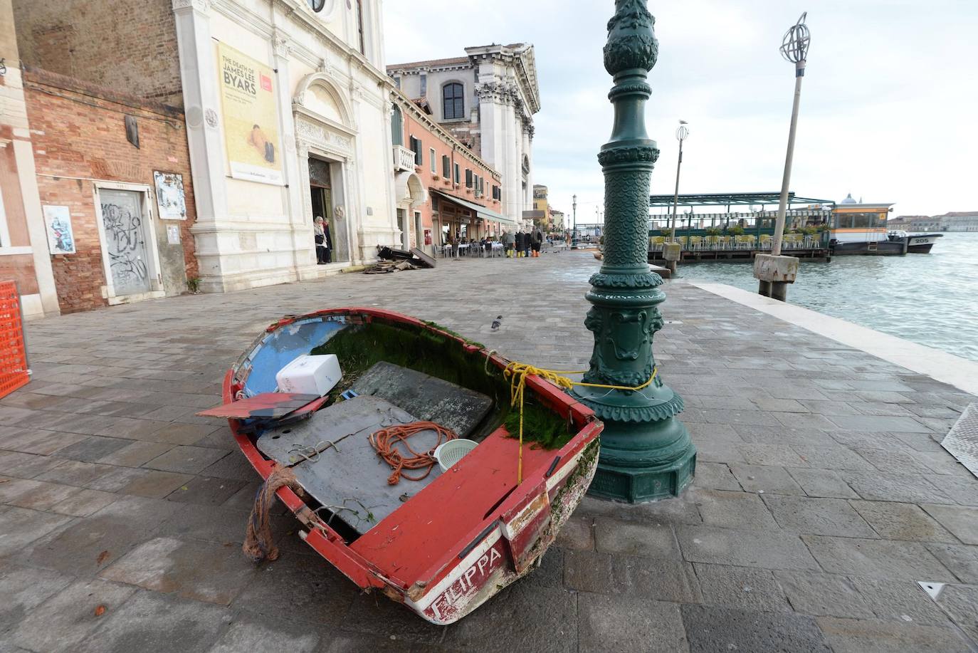 El gobierno italiano decretó este jueves el estado de emergencia en Venecia tras las excepcionales mareas altas que causaron hace dos días incalculables daños al patrimonio artístico e inmueble de una de las joyas arquitectónicas del viejo continente. Con esa medida se pueden reactivar los servicios públicos y privados hasta ahora casi paralizados ante la catástrofe. Los daños ascienden a «cientos de millones de euros» y el decreto liberará fondos inmediatos para indemnizar a la población. Venecia sigue colapsada y se prepara para otros episodios de marea alta, lo que convenció al gobierno de decretar el estado de emergencia. Las previsiones del centro de mareas local anticipan para el viernes un pico importante, de 145 centímetros, hacia las 11H20 local (10h20 GMT) con lluvias y vientos fuertes.