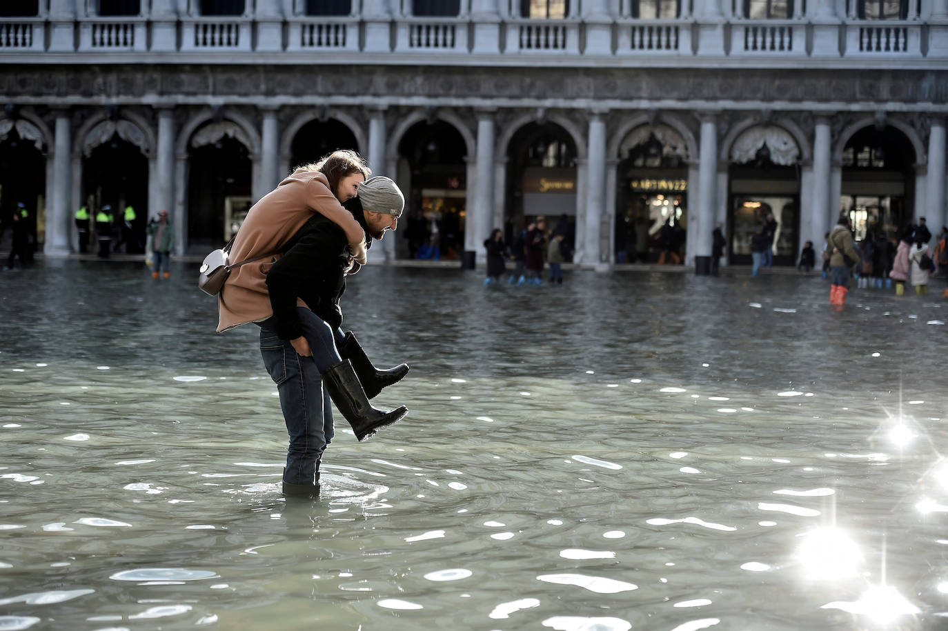 El gobierno italiano decretó este jueves el estado de emergencia en Venecia tras las excepcionales mareas altas que causaron hace dos días incalculables daños al patrimonio artístico e inmueble de una de las joyas arquitectónicas del viejo continente. Con esa medida se pueden reactivar los servicios públicos y privados hasta ahora casi paralizados ante la catástrofe. Los daños ascienden a «cientos de millones de euros» y el decreto liberará fondos inmediatos para indemnizar a la población. Venecia sigue colapsada y se prepara para otros episodios de marea alta, lo que convenció al gobierno de decretar el estado de emergencia. Las previsiones del centro de mareas local anticipan para el viernes un pico importante, de 145 centímetros, hacia las 11H20 local (10h20 GMT) con lluvias y vientos fuertes.