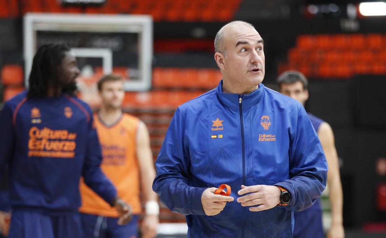 Jaume Ponsarnau, ayer durante el entrenamiento del Valencia Basket