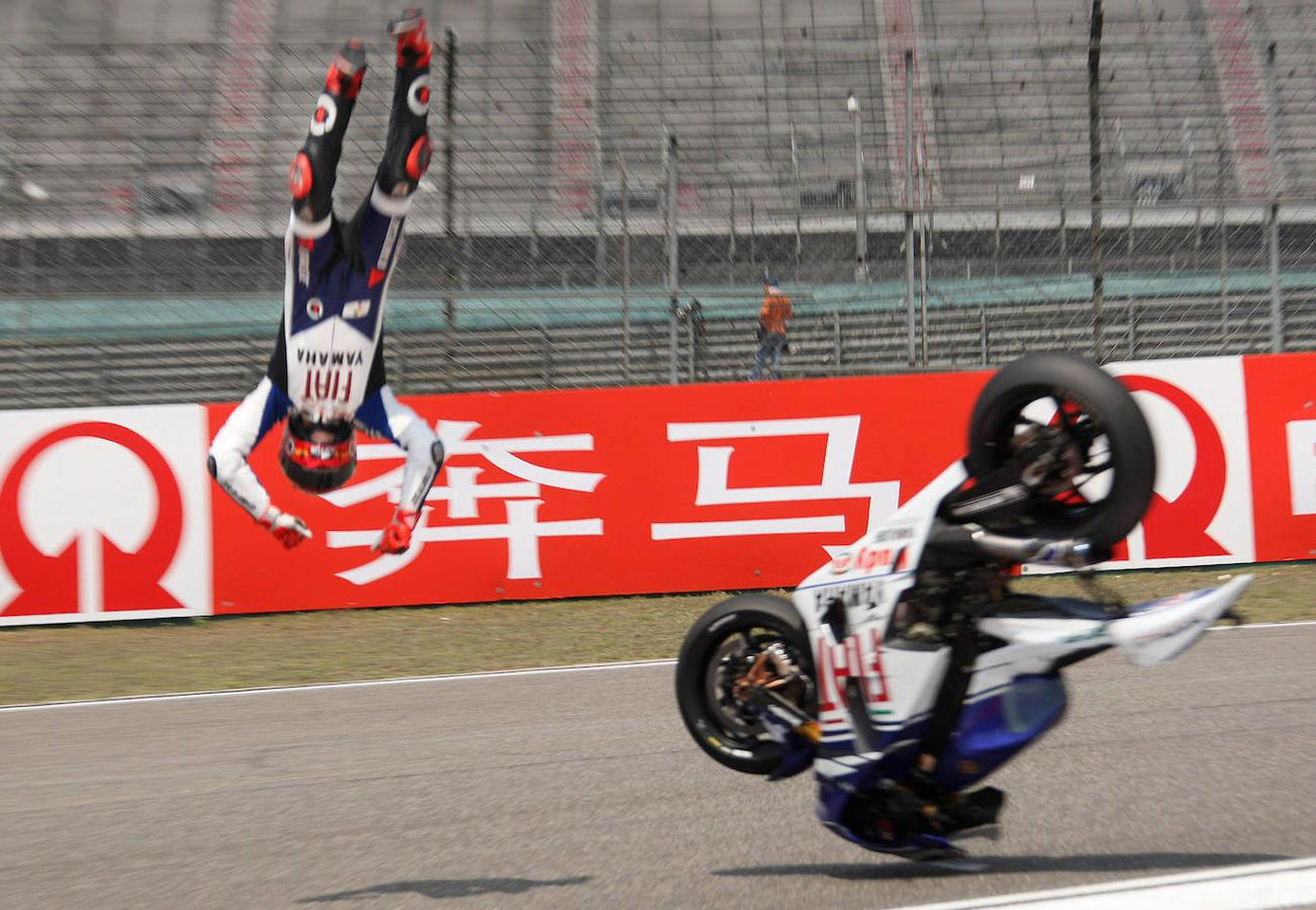 El piloto español sufrió un accidente durante los entrenamientos para el Gran Premio de China de Moto GP en el circuito internacional de Shangai, en 2008.