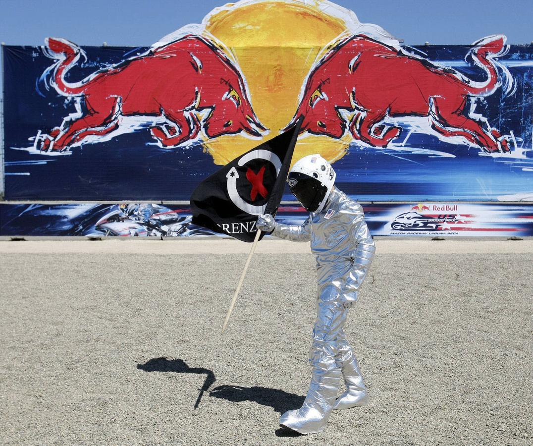 Jorge Lorenzo nunca había ganado en Laguna Seca y, tras hacerlo, clavó su bandera y se disfrazó de astronauta.