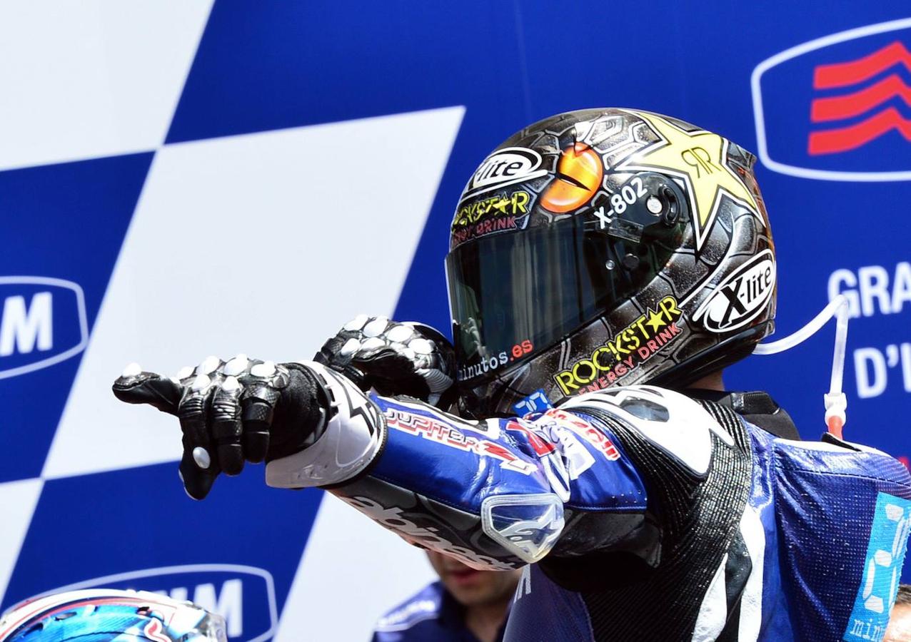 El campeón mundial de España 2010 Jorge Lorenzo celebra en el podio después de ganar el MotoGP italiano en el Circuito Mugello el 15 de julio de 2012.