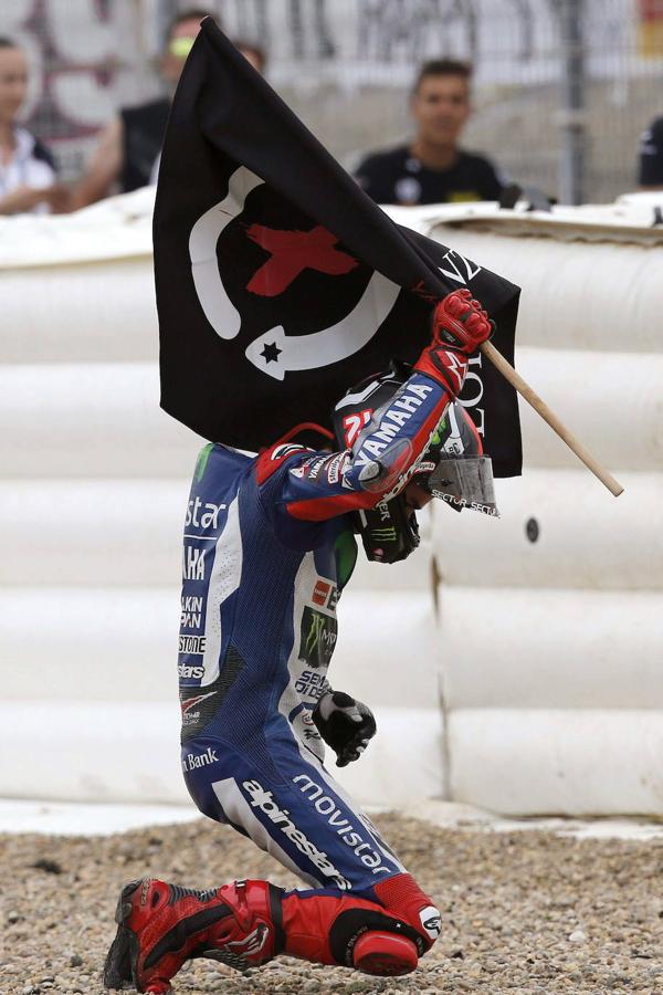 El piloto español Jorge Lorenzo clava una bandera en la pista tras proclamarse vencedor del Gran Premio de España de MotoGP.