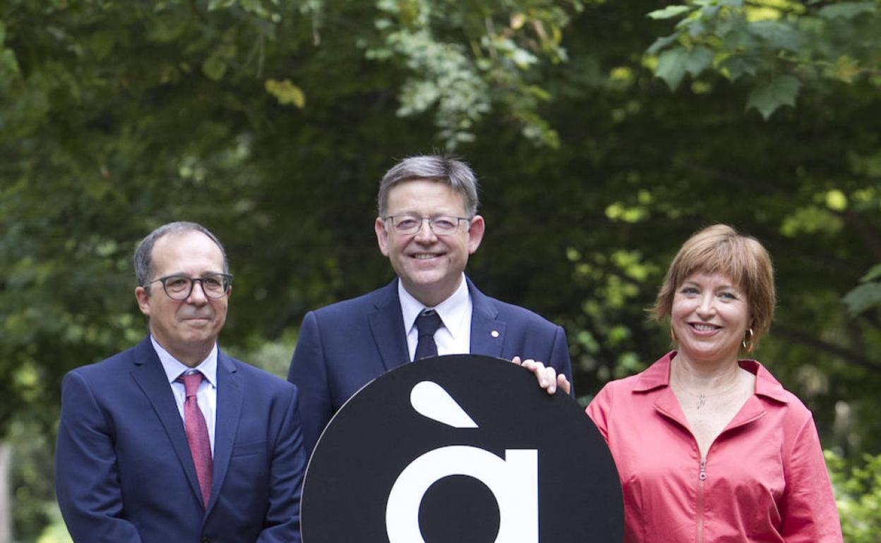 El presidente del consejo rector, el presidente de la Generalitat y la directora de À Punt 