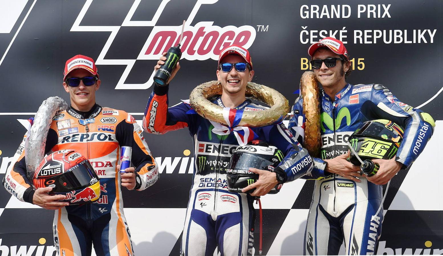 En el podium junto a los pilotos Marc Márquez y Valentino Rossi.