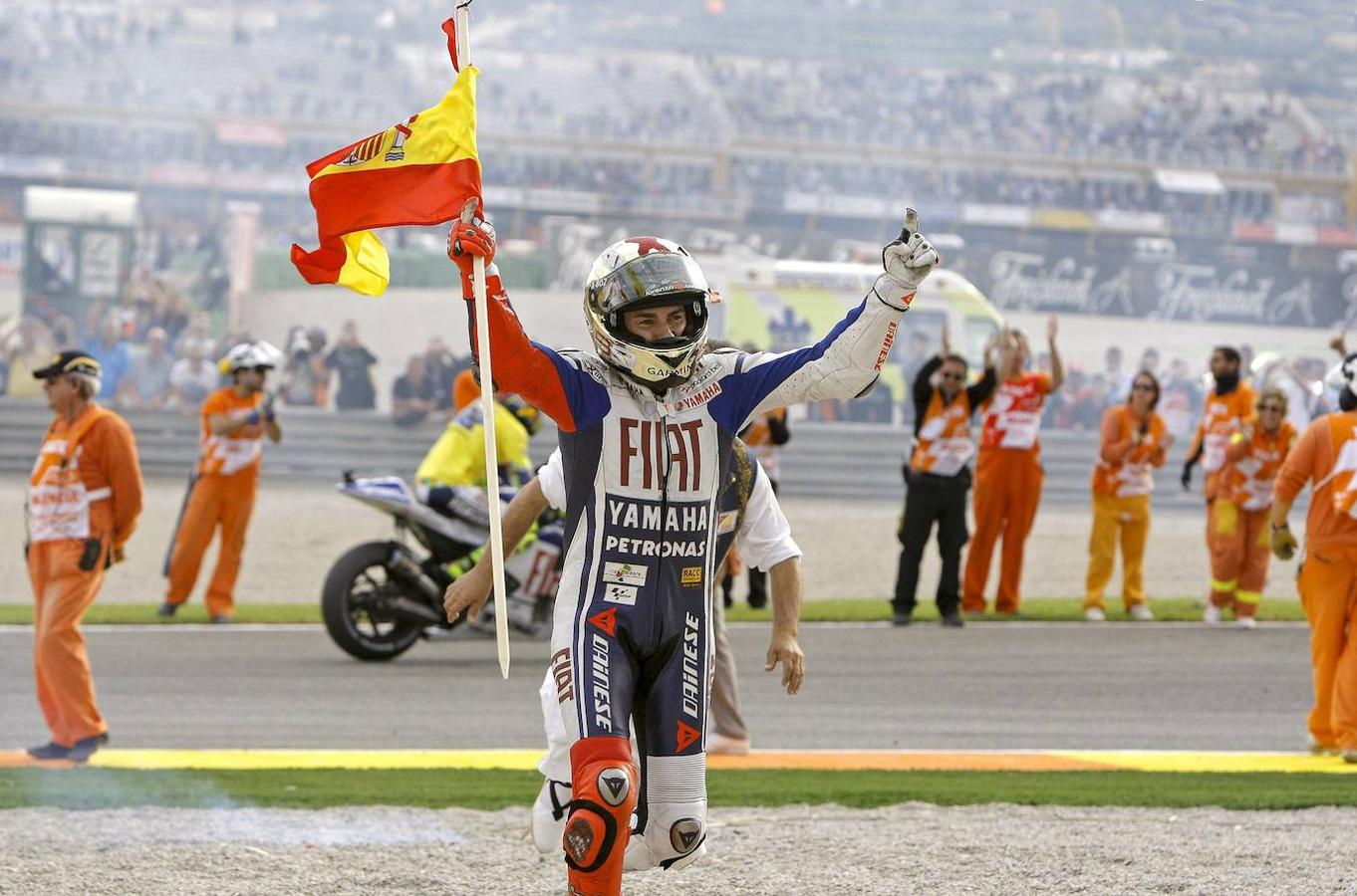 El piloto español del equipo Yamaha, Jorge Lorenzo, celebra su victoria en la última carrera de Moto GP del Mundial de Motociclismo disputado en el Circuito Ricardo Tormo de Cheste en 2010.