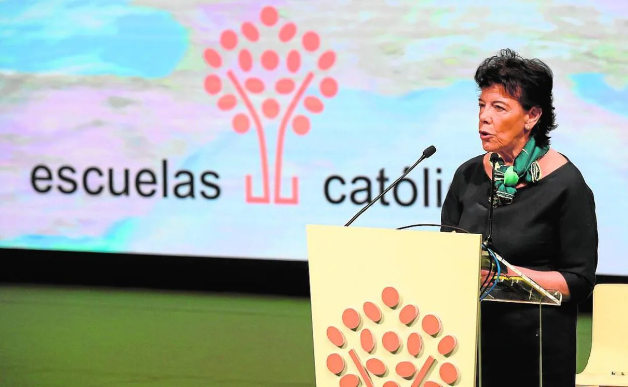 La ministra en funciones Isabel Celaá, durante su intervención en la inauguración del congreso. 