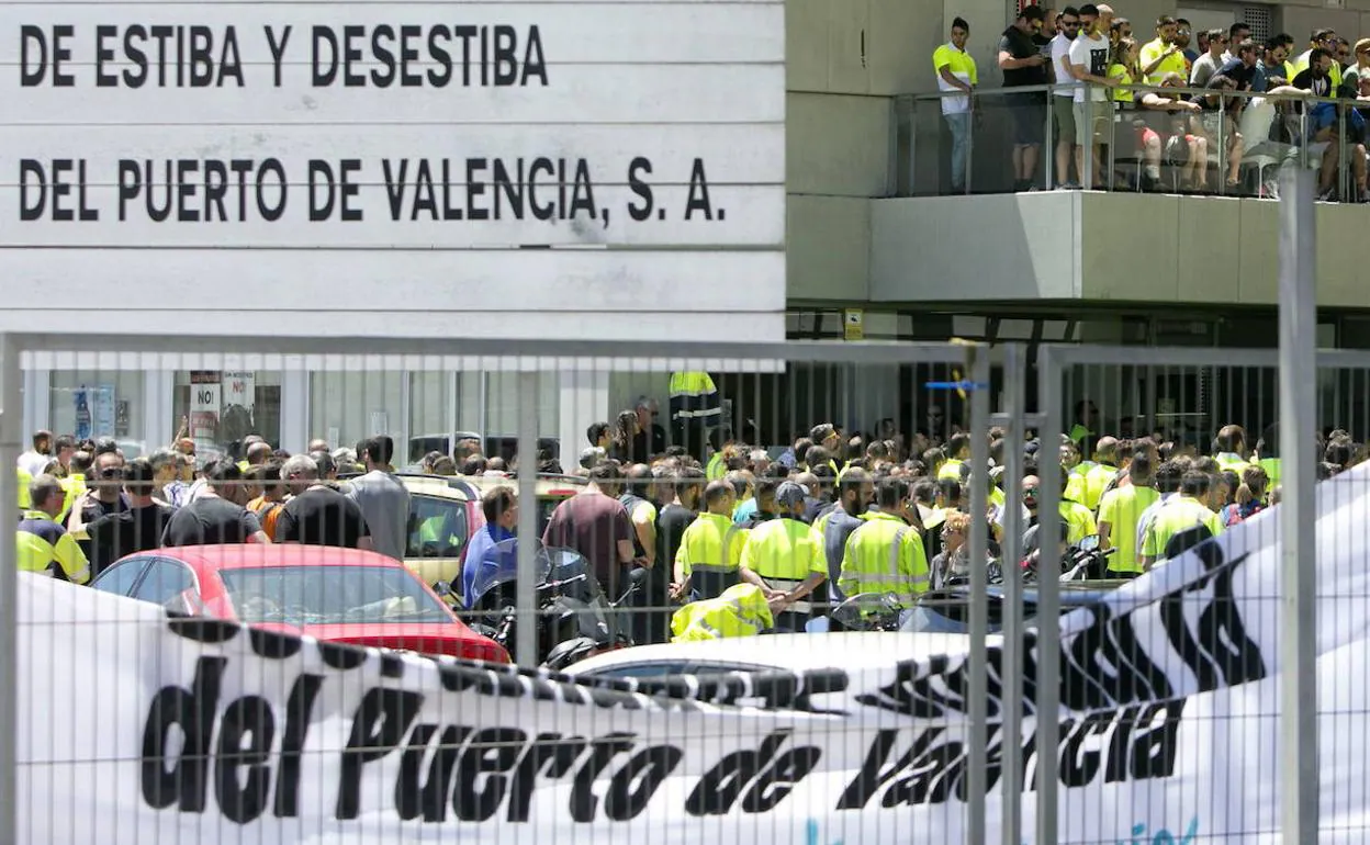 Asamblea de estibadores en el Puerto de Valencia en las movilizaciones del año pasado. 