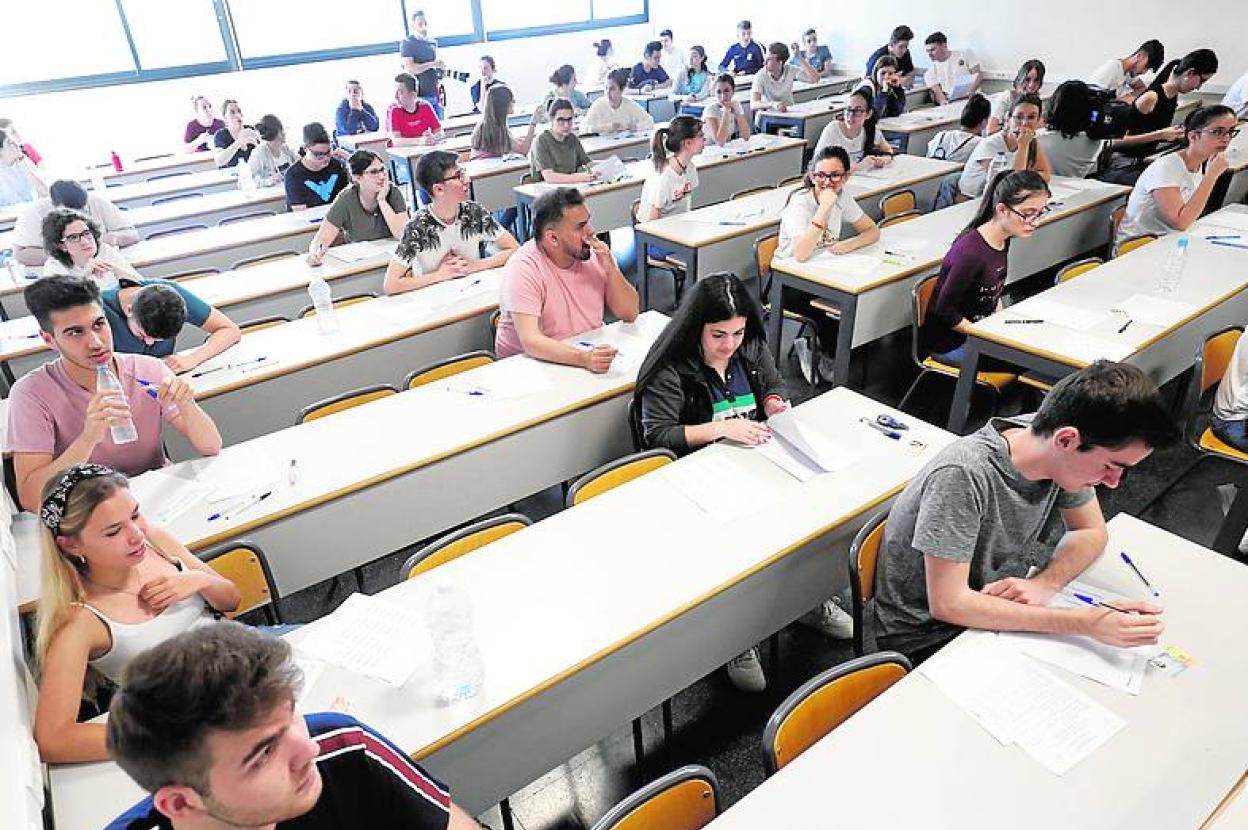 Alumnos durante la selectividad del pasado junio. 