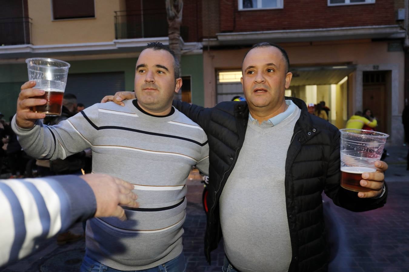 El pueblo se llena de puestos de comida y entretenimiento para moteros y vecinos durante el Gran Premio de la Comunitat.