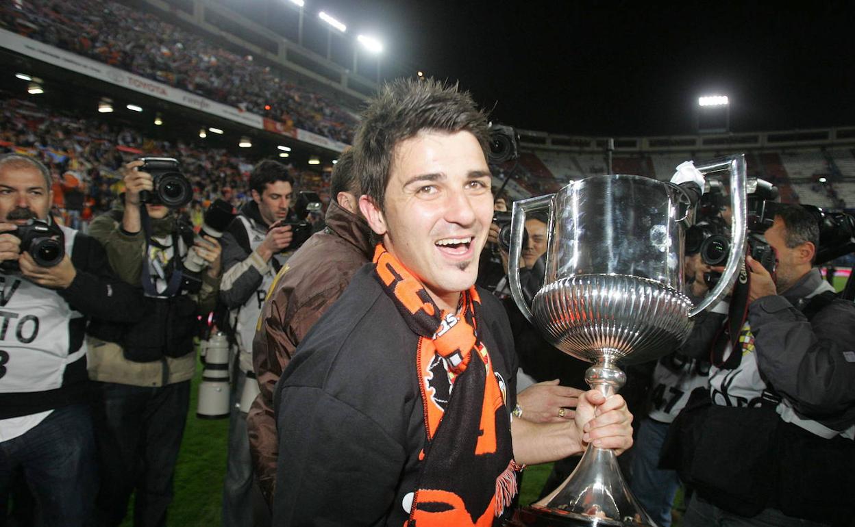 david villa, con la Copa del Rey ganada por el Valencia en 2008 