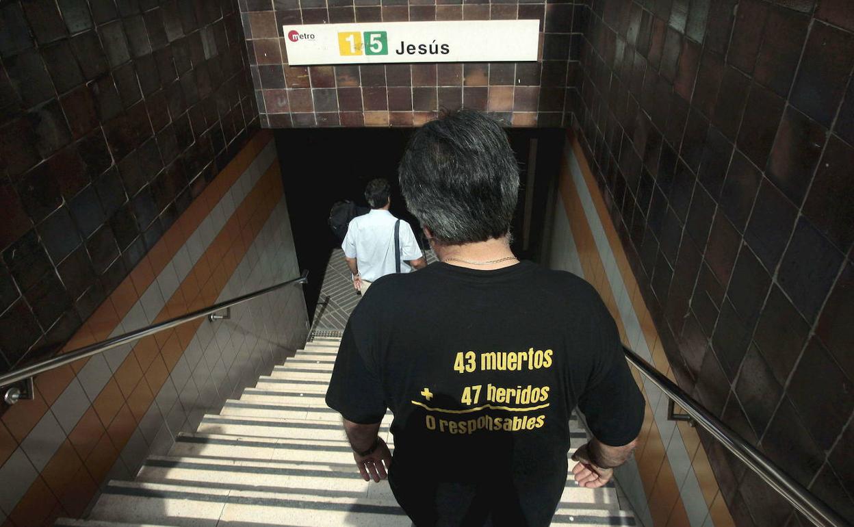 Una persona afectada por el accidente de metro del 3-J baja las escaleras de la estación de Jesús. 