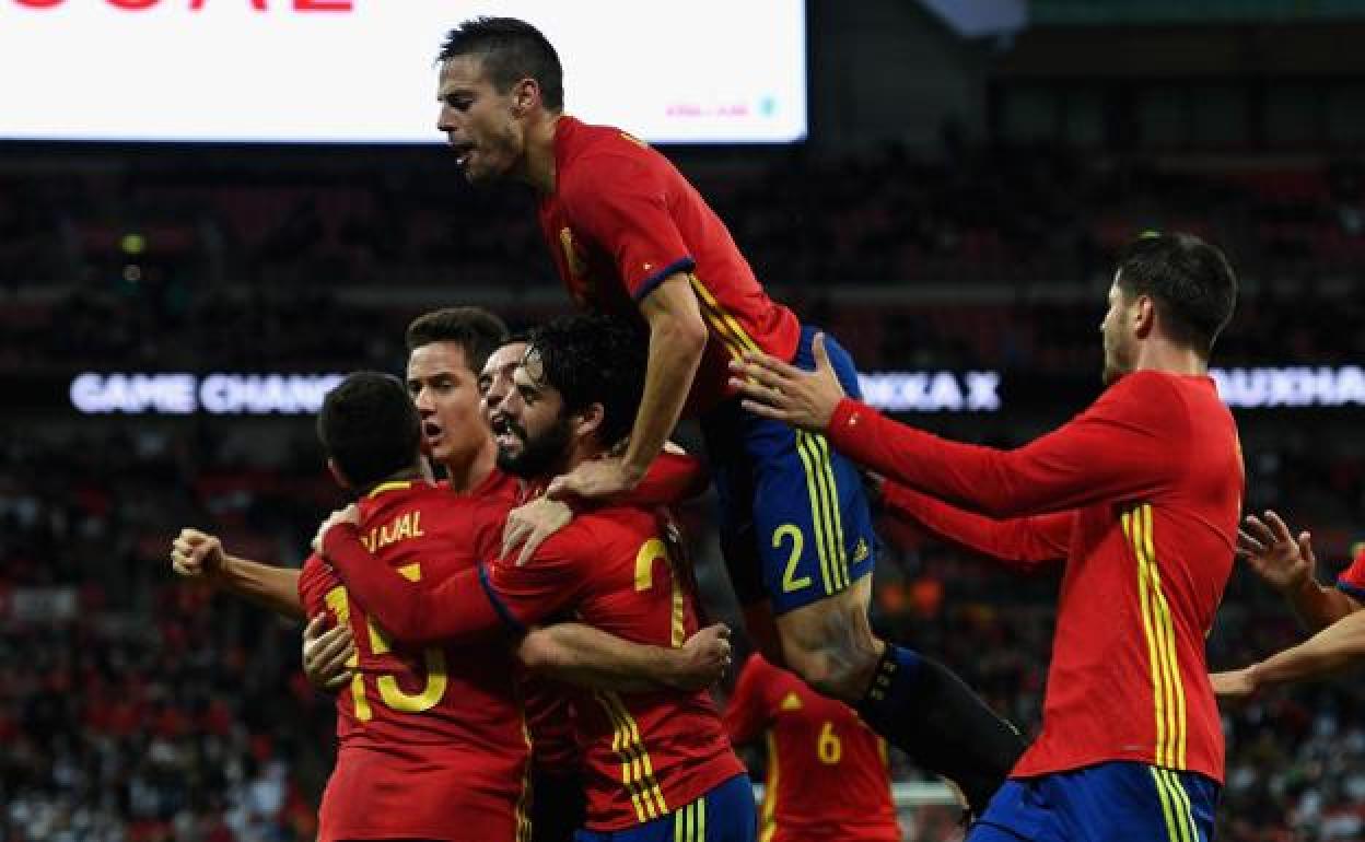 La selección española celebra un gol.