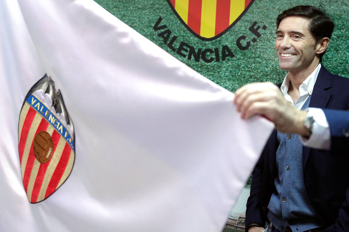 Fotos: Marcelino García Toral recibe la bandera fundacional del Valencia CF