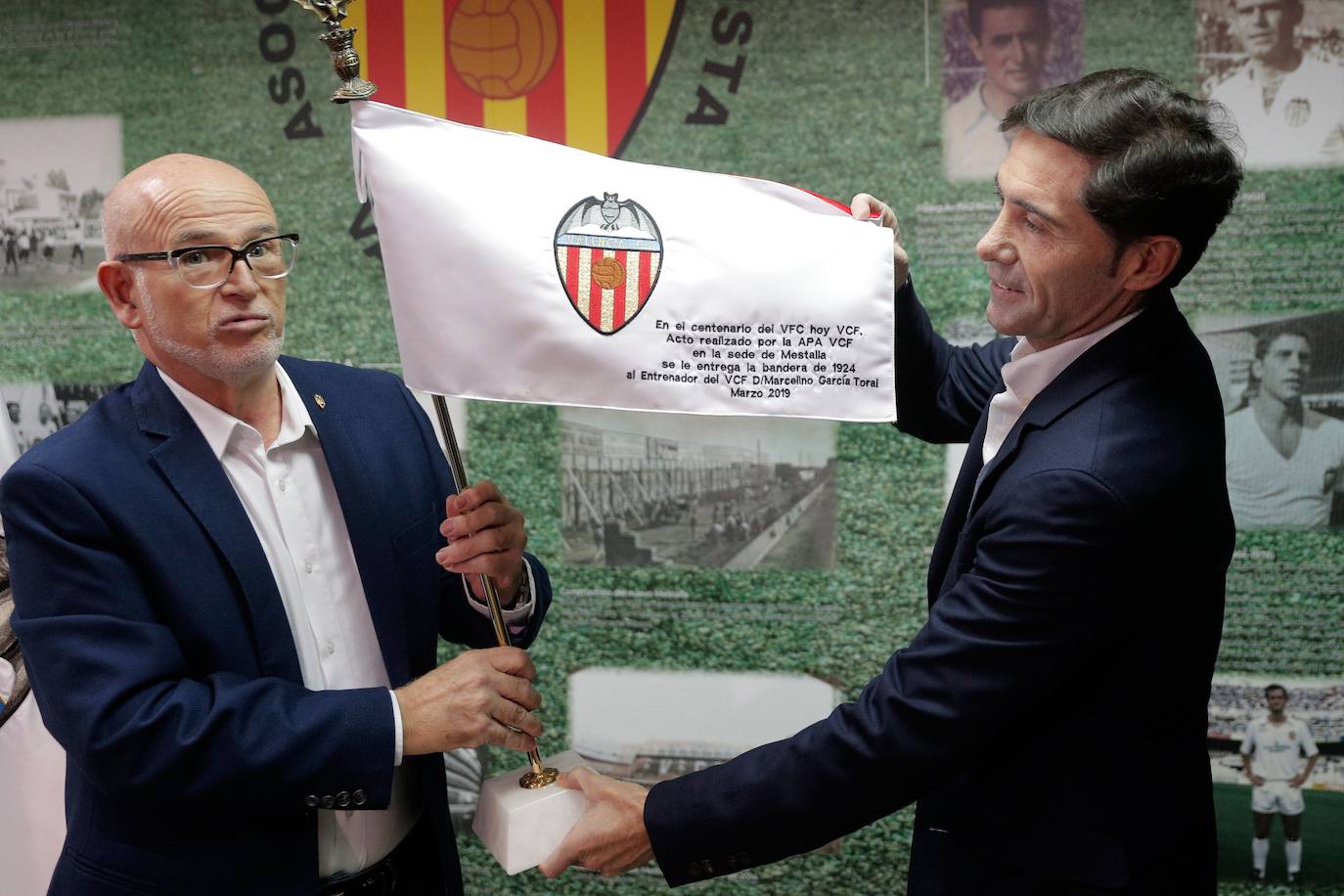 Fotos: Marcelino García Toral recibe la bandera fundacional del Valencia CF