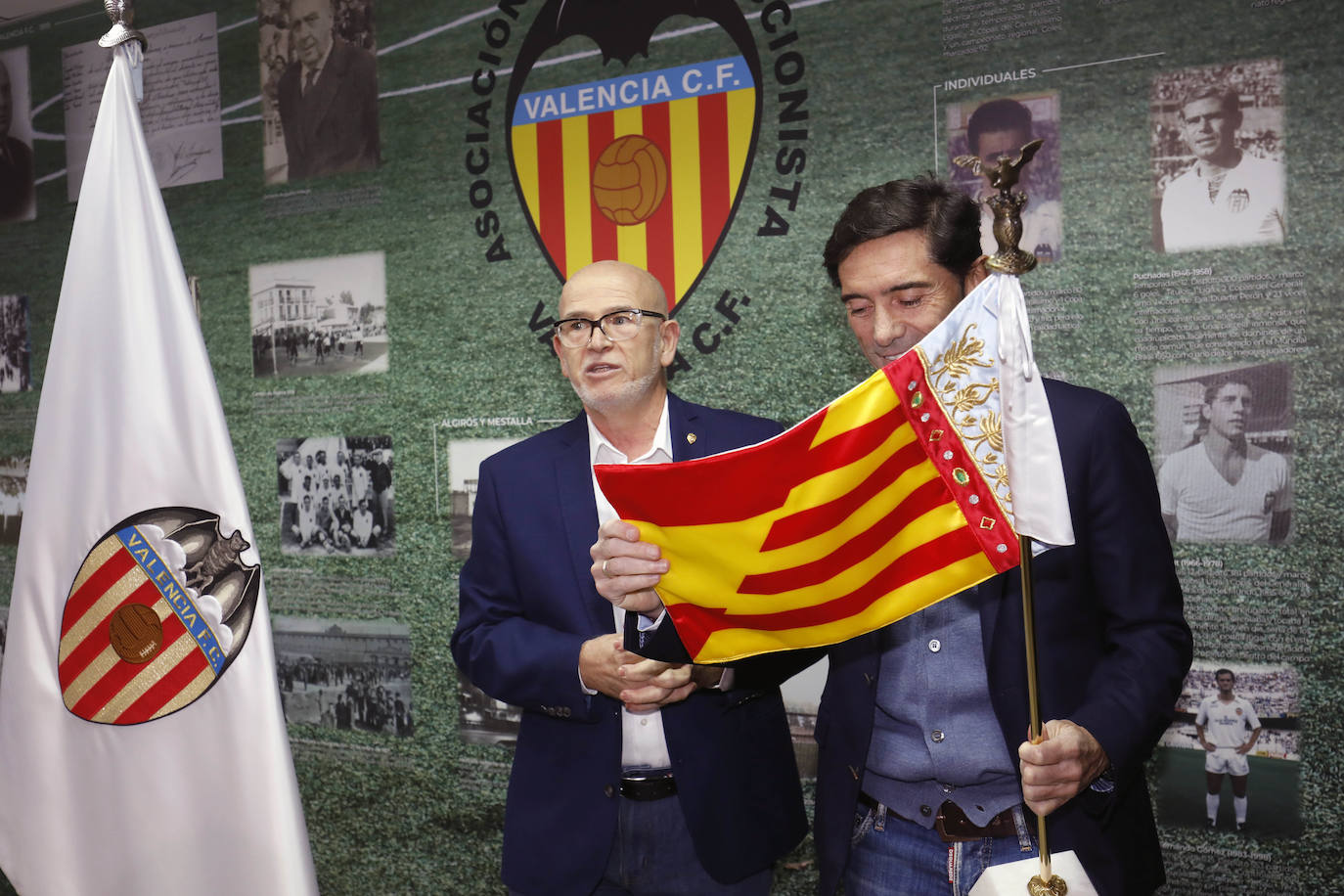 Fotos: Marcelino García Toral recibe la bandera fundacional del Valencia CF