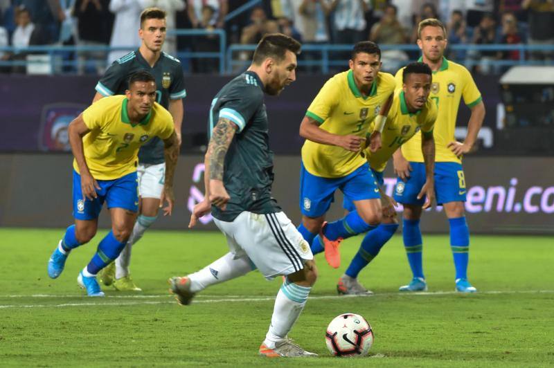 Messi lanzando el penalti que decantaría el encuentro.