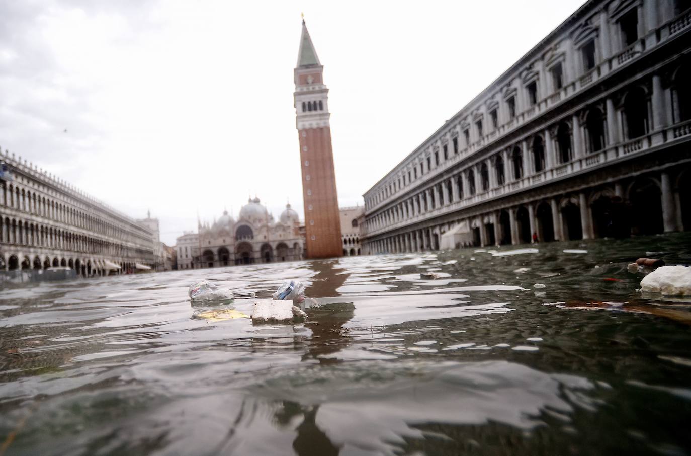 Venecia volvió a sufrir este viernes una gran inundación, después de que el jueves el agua diera algo de tregua, hasta el punto de que el ayuntamiento ha decidido cerrar la emblemática plaza de San Marcos a residentes y turistas. El alcalde de la ciudad de los canales, Luigi Brugnaro, anunció que había decidido cerrar San Marcos por motivos de seguridad, debido al nuevo pico de 154 centímetros que alcanzó a media mañana el «agua alta». Se trata del segundo récord alcanzado esta semana después de la gran inundación de martes, la mayor sufrida por la ciudad en más de medio siglo, con las aguas alcanzando los 187 centímetros.