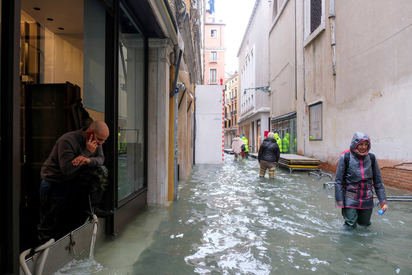 Venecia volvió a sufrir este viernes una gran inundación, después de que el jueves el agua diera algo de tregua, hasta el punto de que el ayuntamiento ha decidido cerrar la emblemática plaza de San Marcos a residentes y turistas. El alcalde de la ciudad de los canales, Luigi Brugnaro, anunció que había decidido cerrar San Marcos por motivos de seguridad, debido al nuevo pico de 154 centímetros que alcanzó a media mañana el «agua alta». Se trata del segundo récord alcanzado esta semana después de la gran inundación de martes, la mayor sufrida por la ciudad en más de medio siglo, con las aguas alcanzando los 187 centímetros.