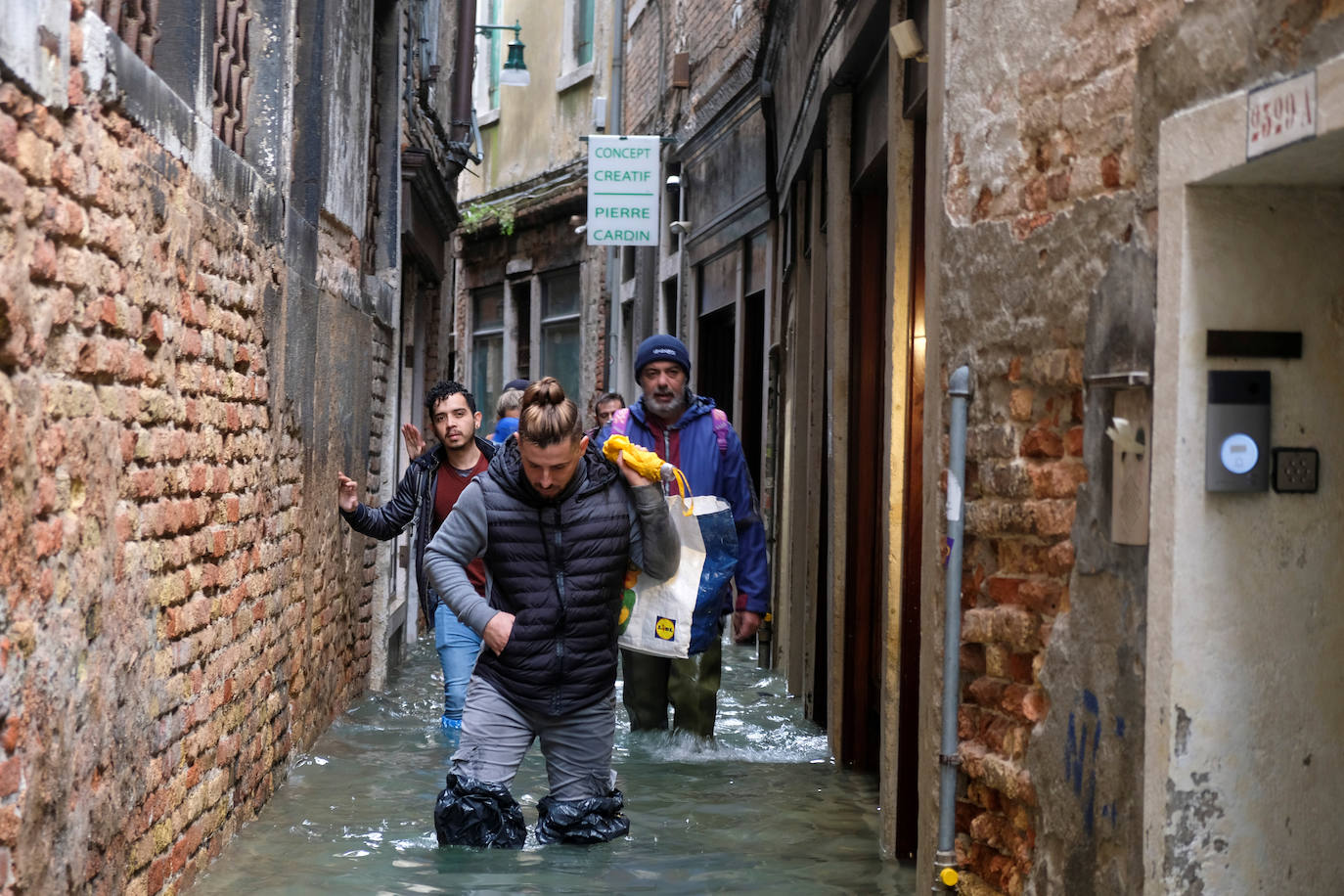 Venecia volvió a sufrir este viernes una gran inundación, después de que el jueves el agua diera algo de tregua, hasta el punto de que el ayuntamiento ha decidido cerrar la emblemática plaza de San Marcos a residentes y turistas. El alcalde de la ciudad de los canales, Luigi Brugnaro, anunció que había decidido cerrar San Marcos por motivos de seguridad, debido al nuevo pico de 154 centímetros que alcanzó a media mañana el «agua alta». Se trata del segundo récord alcanzado esta semana después de la gran inundación de martes, la mayor sufrida por la ciudad en más de medio siglo, con las aguas alcanzando los 187 centímetros.