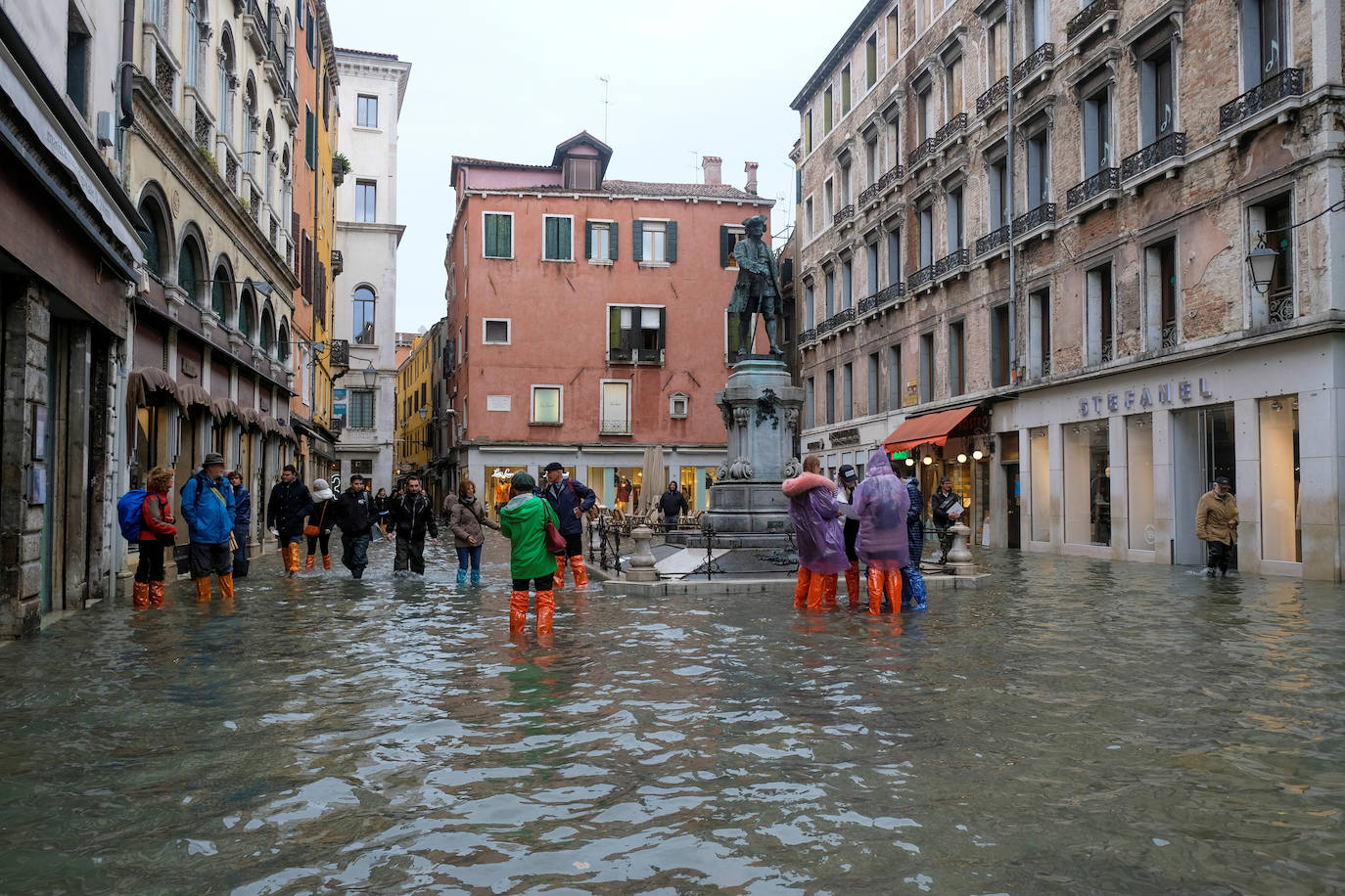 Venecia volvió a sufrir este viernes una gran inundación, después de que el jueves el agua diera algo de tregua, hasta el punto de que el ayuntamiento ha decidido cerrar la emblemática plaza de San Marcos a residentes y turistas. El alcalde de la ciudad de los canales, Luigi Brugnaro, anunció que había decidido cerrar San Marcos por motivos de seguridad, debido al nuevo pico de 154 centímetros que alcanzó a media mañana el «agua alta». Se trata del segundo récord alcanzado esta semana después de la gran inundación de martes, la mayor sufrida por la ciudad en más de medio siglo, con las aguas alcanzando los 187 centímetros.