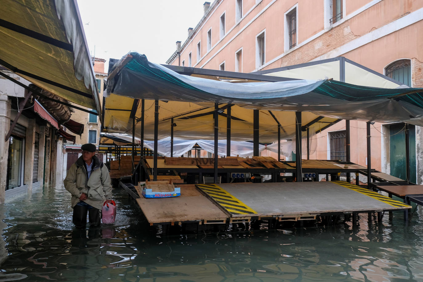 Venecia volvió a sufrir este viernes una gran inundación, después de que el jueves el agua diera algo de tregua, hasta el punto de que el ayuntamiento ha decidido cerrar la emblemática plaza de San Marcos a residentes y turistas. El alcalde de la ciudad de los canales, Luigi Brugnaro, anunció que había decidido cerrar San Marcos por motivos de seguridad, debido al nuevo pico de 154 centímetros que alcanzó a media mañana el «agua alta». Se trata del segundo récord alcanzado esta semana después de la gran inundación de martes, la mayor sufrida por la ciudad en más de medio siglo, con las aguas alcanzando los 187 centímetros.