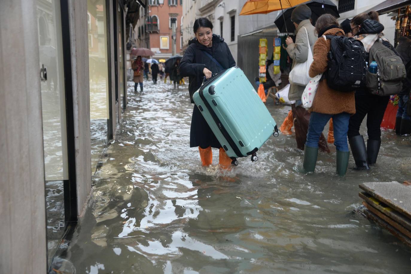 Venecia volvió a sufrir este viernes una gran inundación, después de que el jueves el agua diera algo de tregua, hasta el punto de que el ayuntamiento ha decidido cerrar la emblemática plaza de San Marcos a residentes y turistas. El alcalde de la ciudad de los canales, Luigi Brugnaro, anunció que había decidido cerrar San Marcos por motivos de seguridad, debido al nuevo pico de 154 centímetros que alcanzó a media mañana el «agua alta». Se trata del segundo récord alcanzado esta semana después de la gran inundación de martes, la mayor sufrida por la ciudad en más de medio siglo, con las aguas alcanzando los 187 centímetros.