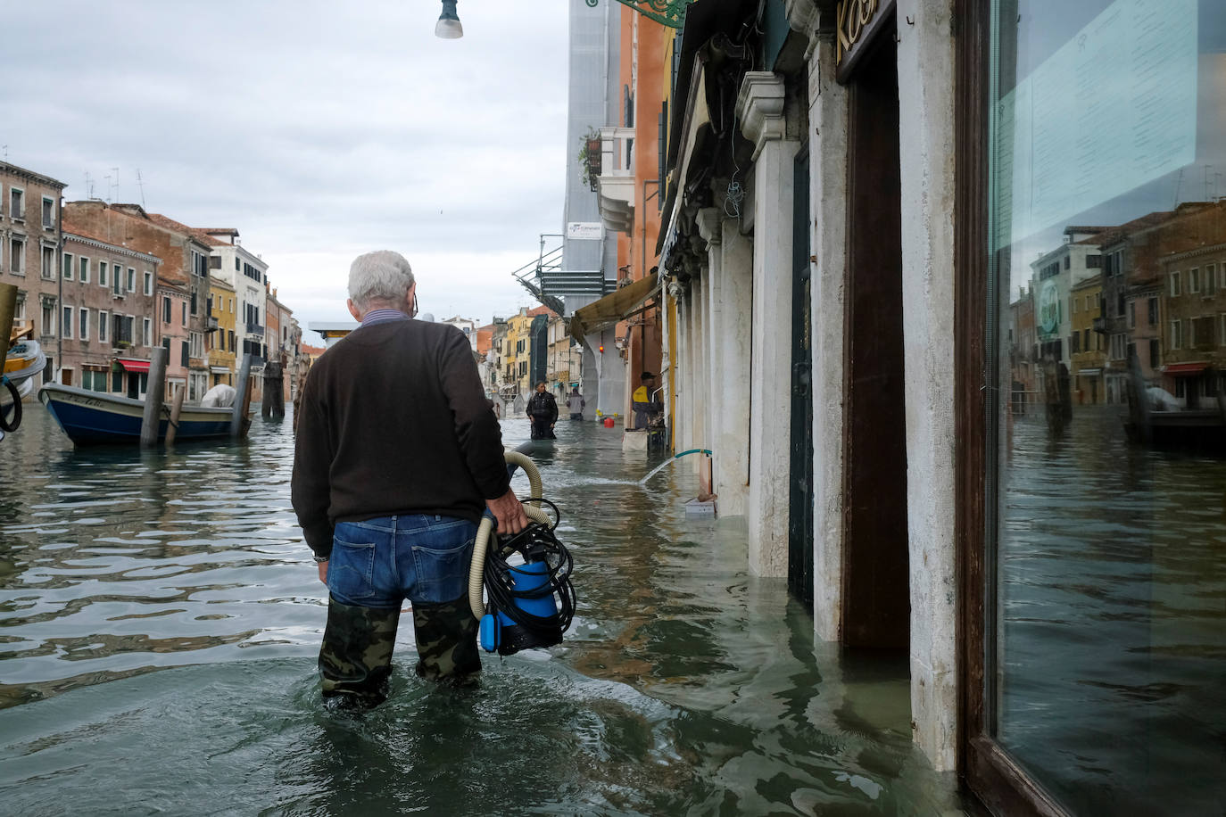 Venecia volvió a sufrir este viernes una gran inundación, después de que el jueves el agua diera algo de tregua, hasta el punto de que el ayuntamiento ha decidido cerrar la emblemática plaza de San Marcos a residentes y turistas. El alcalde de la ciudad de los canales, Luigi Brugnaro, anunció que había decidido cerrar San Marcos por motivos de seguridad, debido al nuevo pico de 154 centímetros que alcanzó a media mañana el «agua alta». Se trata del segundo récord alcanzado esta semana después de la gran inundación de martes, la mayor sufrida por la ciudad en más de medio siglo, con las aguas alcanzando los 187 centímetros.